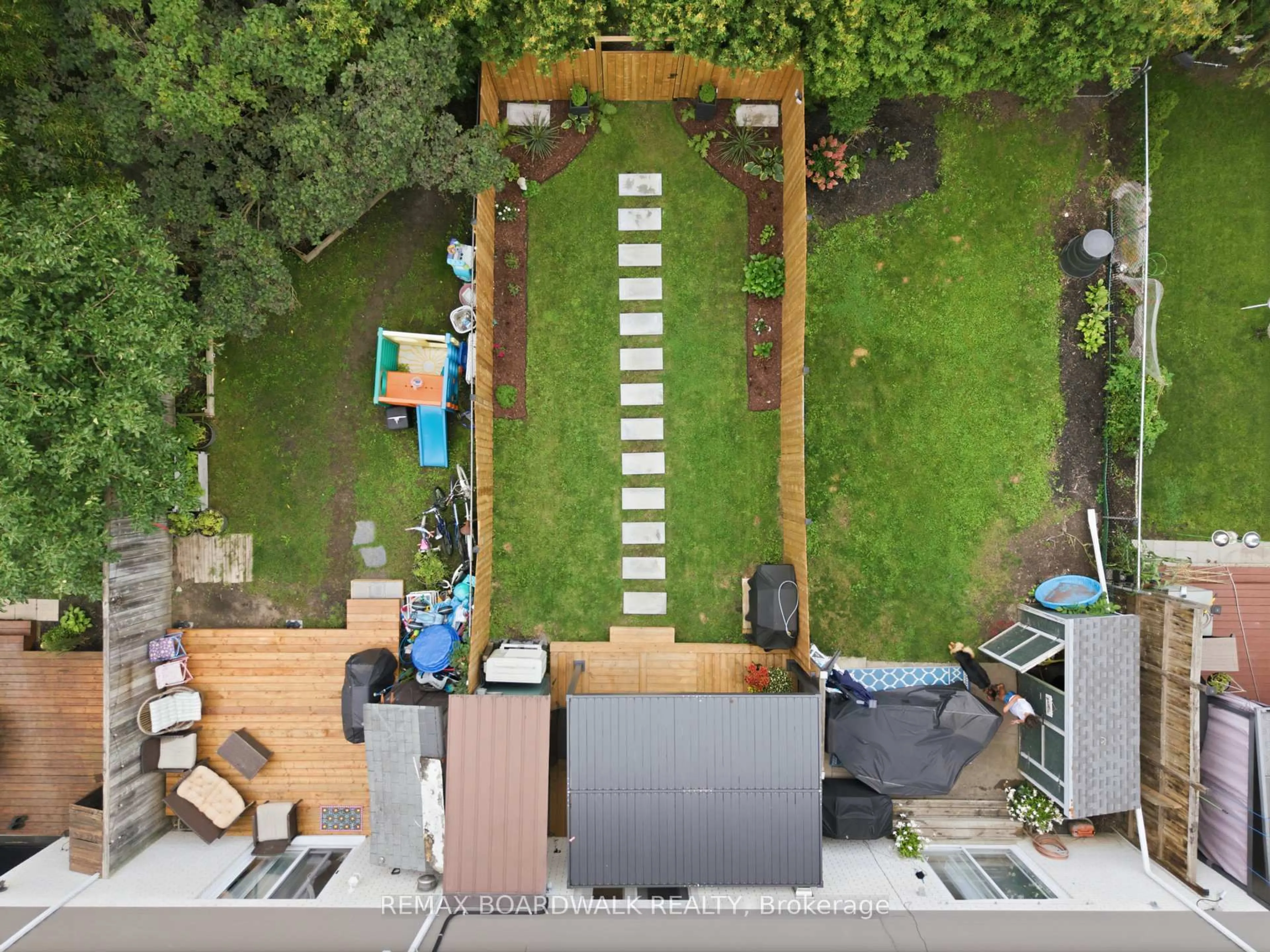 A pic from outside/outdoor area/front of a property/back of a property/a pic from drone, street for 11 Maple Ave, Brockville Ontario K6V 1Y3