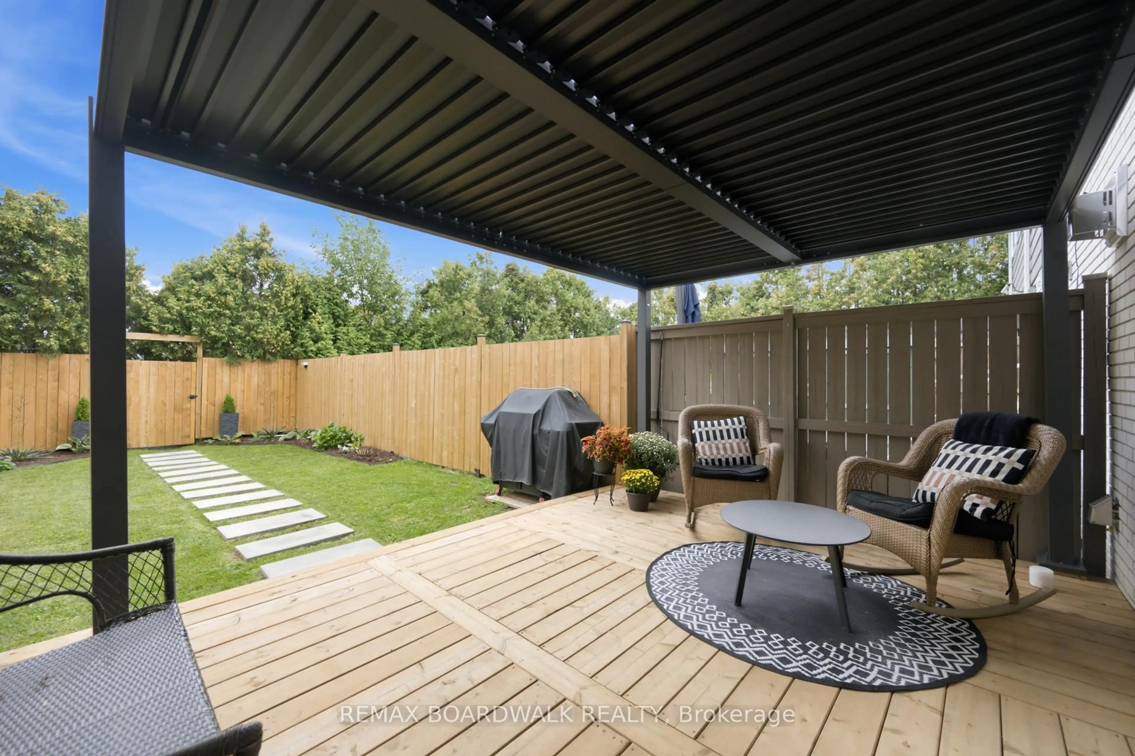 Patio, street for 11 Maple Ave, Brockville Ontario K6V 1Y3