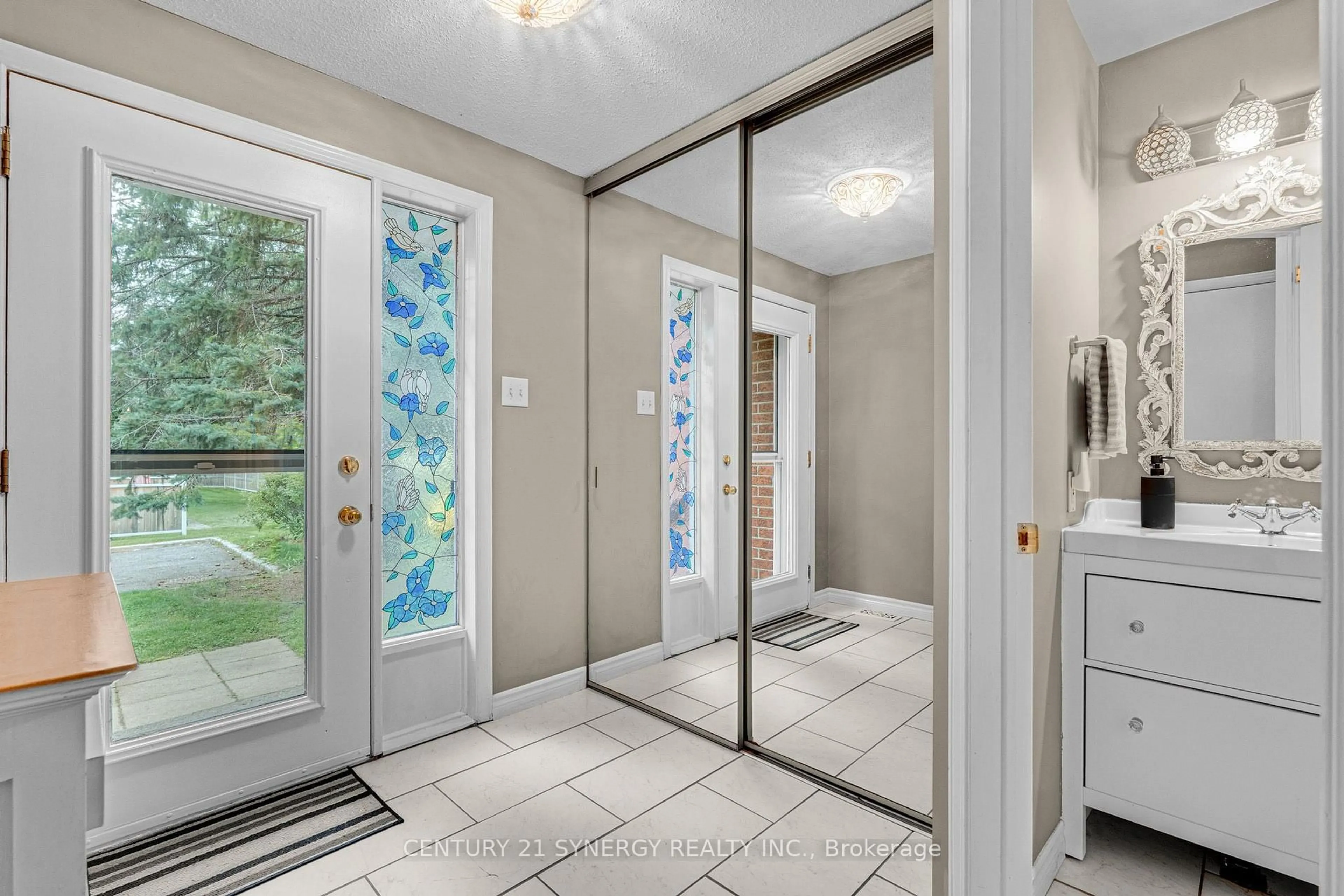 Indoor entryway for 1932 Ashmont St, Ottawa Ontario K1C 7B9