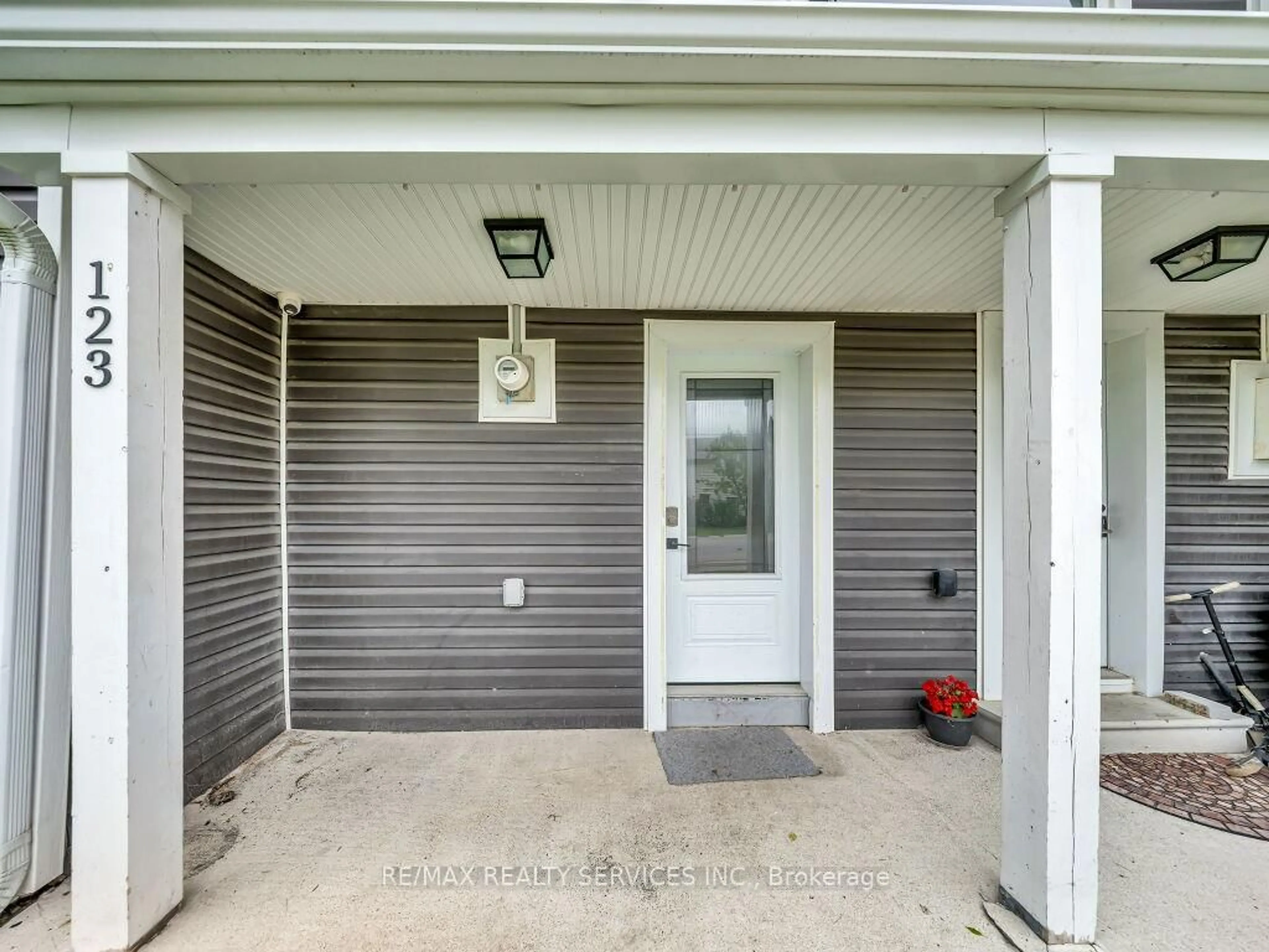 Indoor entryway for 123 Main St, Southgate Ontario N0C 1B0
