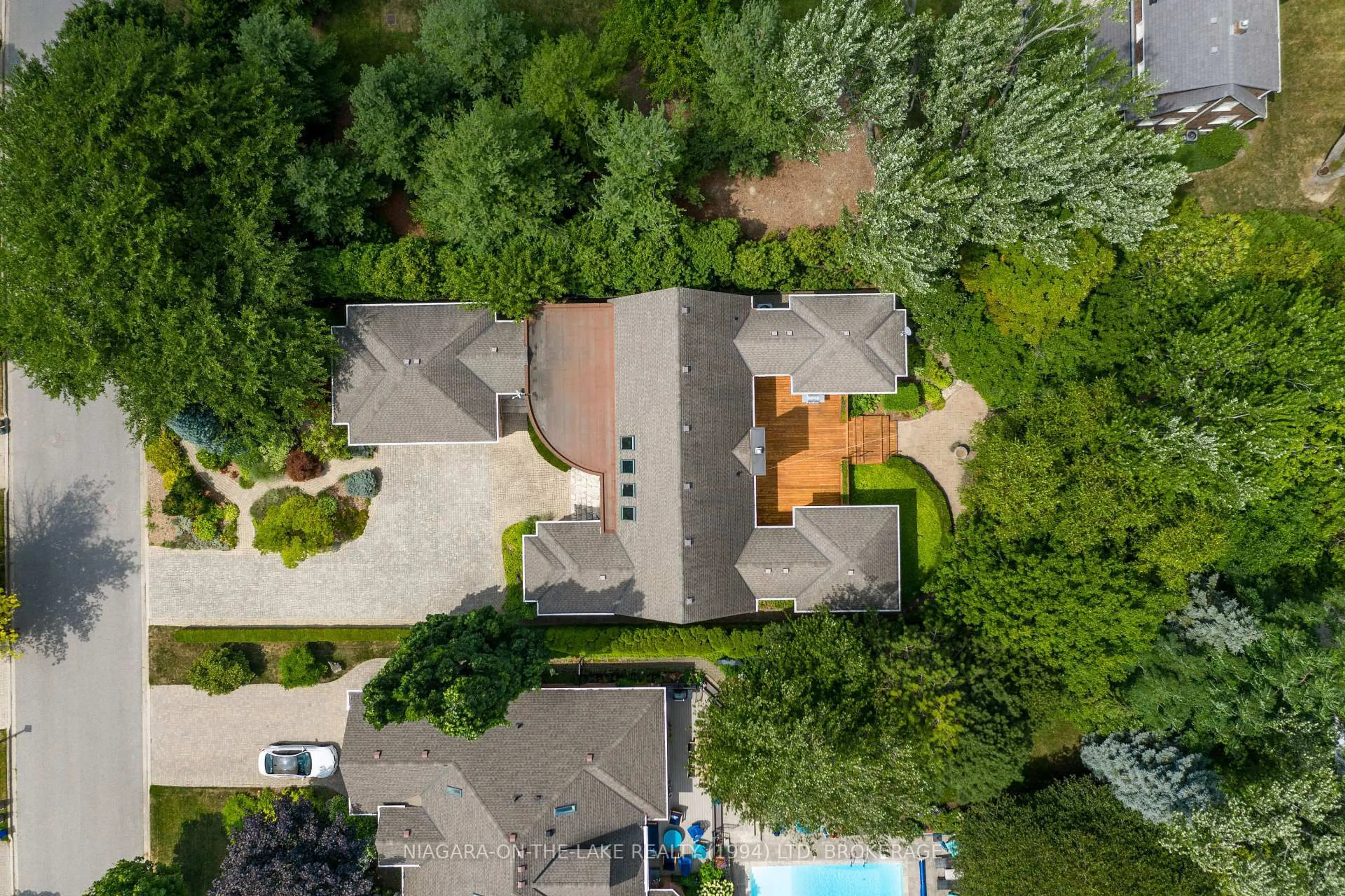 A pic from outside/outdoor area/front of a property/back of a property/a pic from drone, unknown for 451 GAGE St, Niagara-on-the-Lake Ontario L0S 1J0