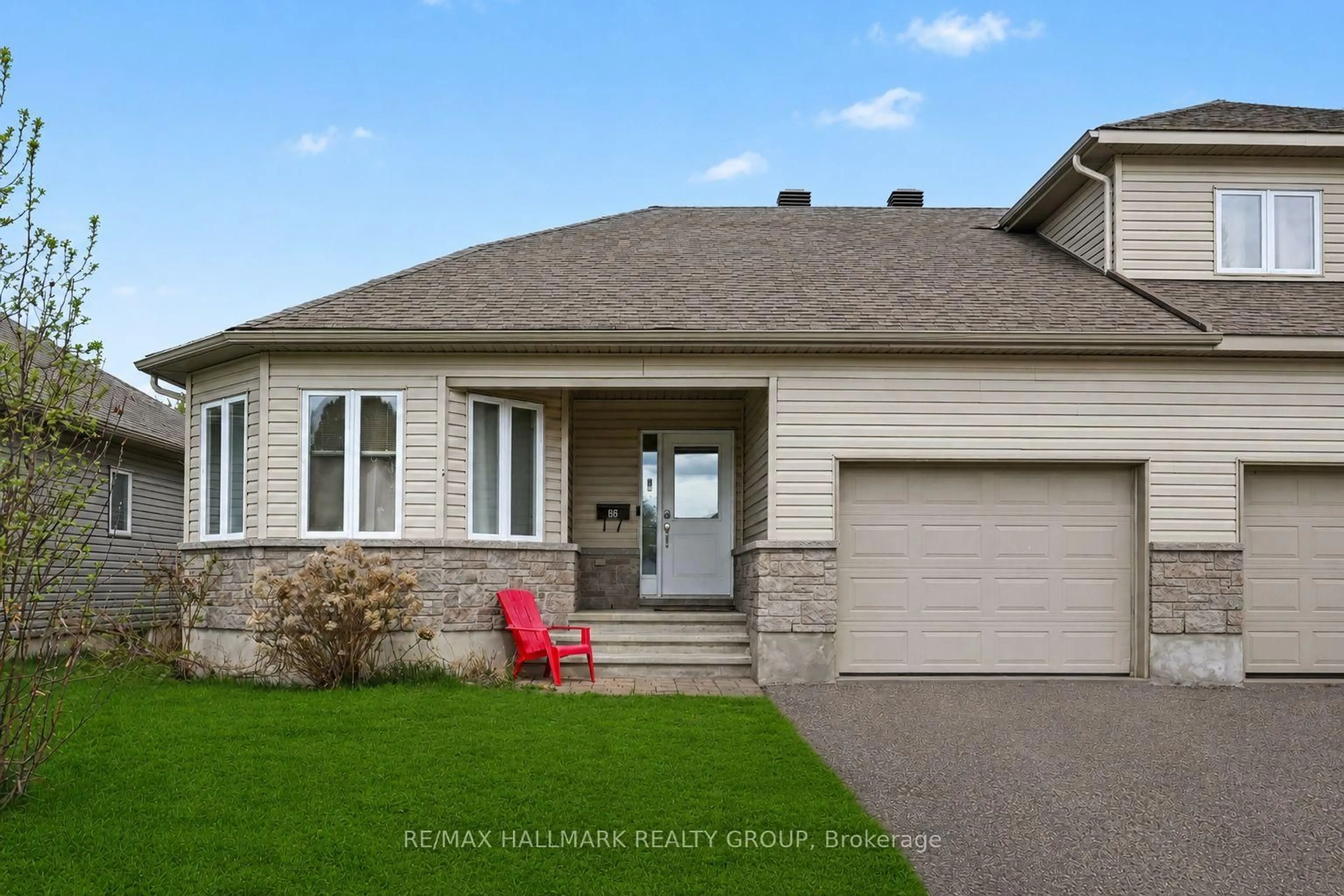 Home with vinyl exterior material, street for 86 Fourth Ave, Arnprior Ontario K7S 0G1