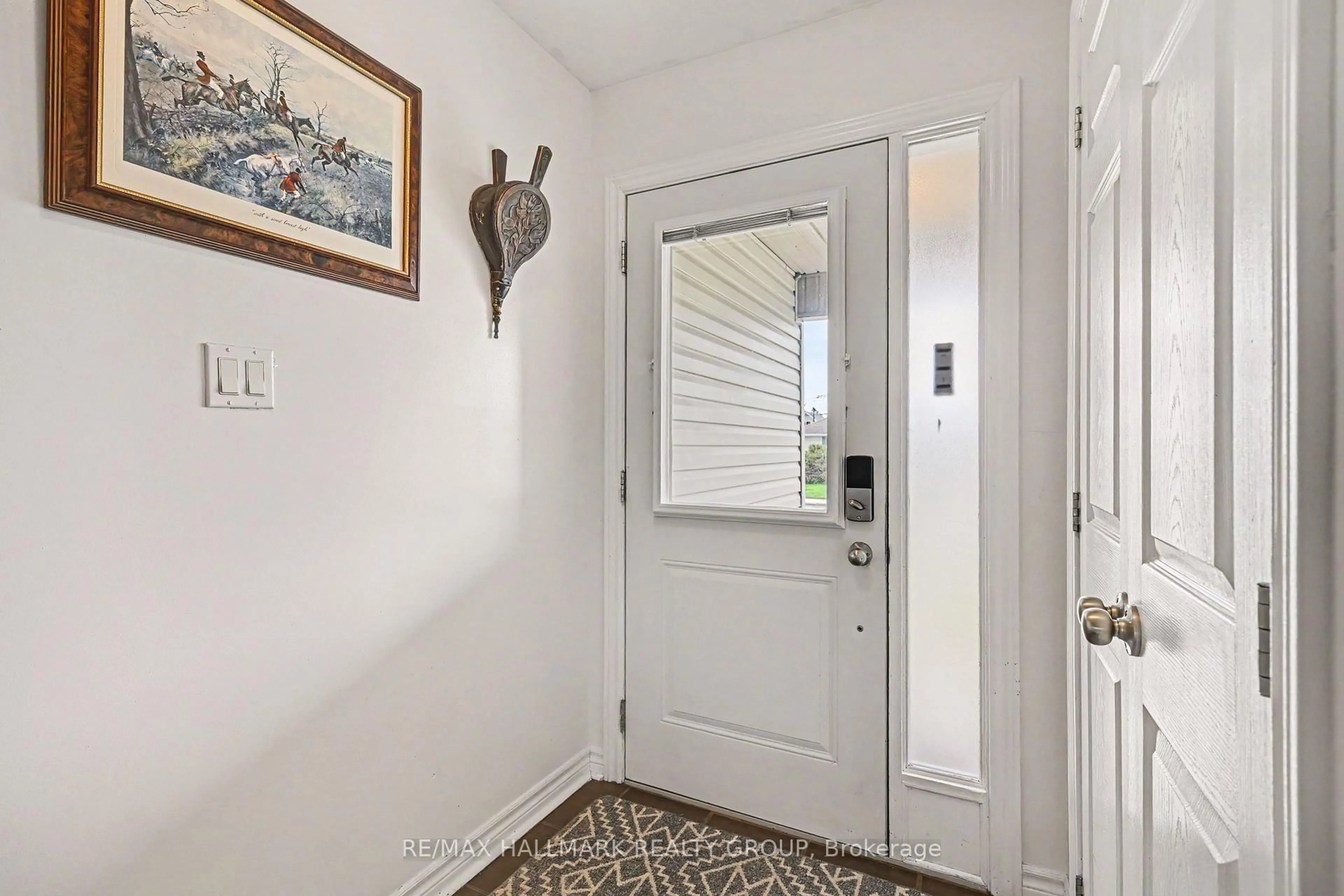 Indoor entryway for 86 Fourth Ave, Arnprior Ontario K7S 0G1