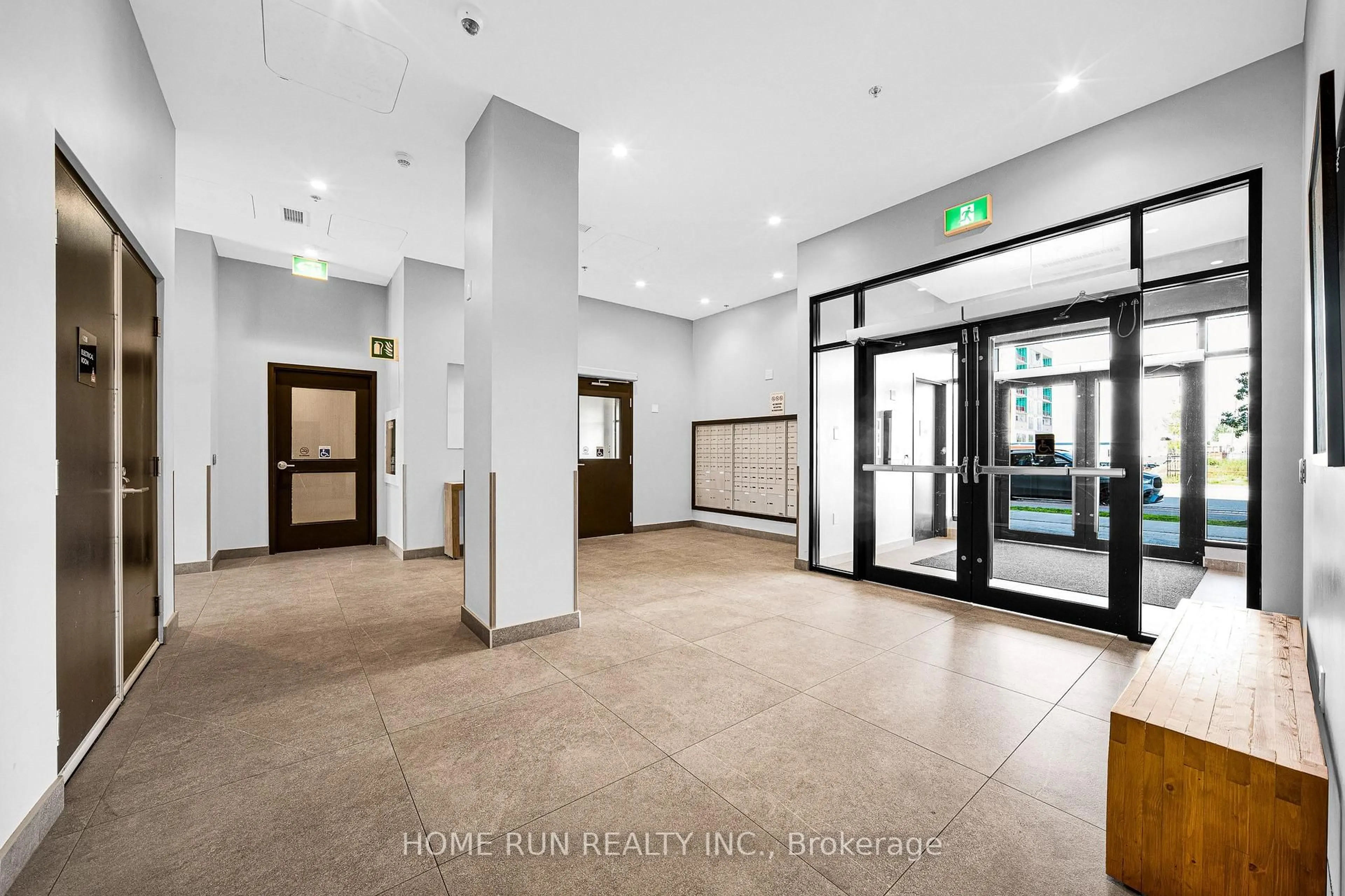 Indoor foyer for 1350 Hemlock Rd #320, Ottawa Ontario K1K 5C2