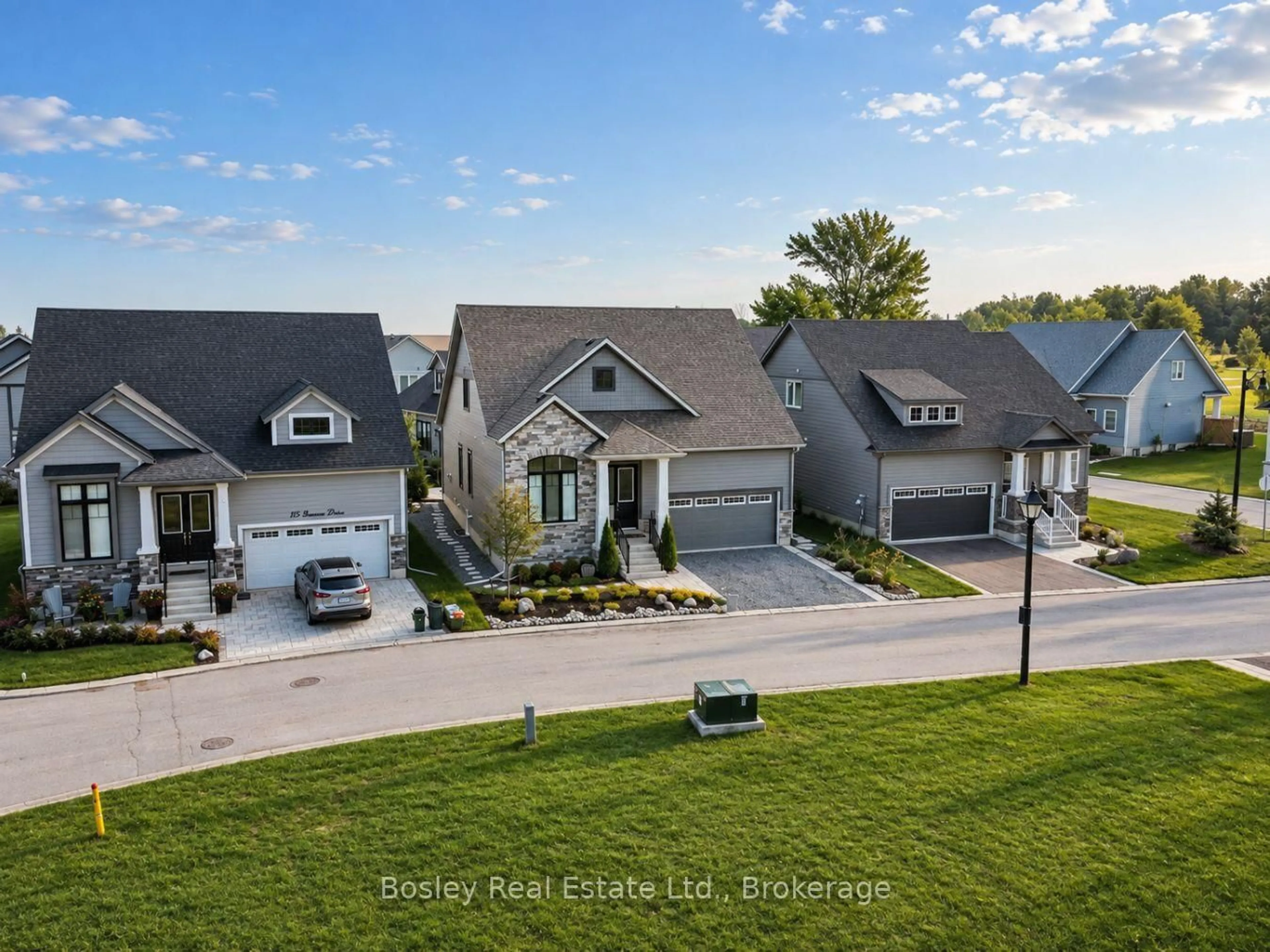 A pic from outside/outdoor area/front of a property/back of a property/a pic from drone, street for 117 Beacon Dr #17, Blue Mountains Ontario N0H 2P0