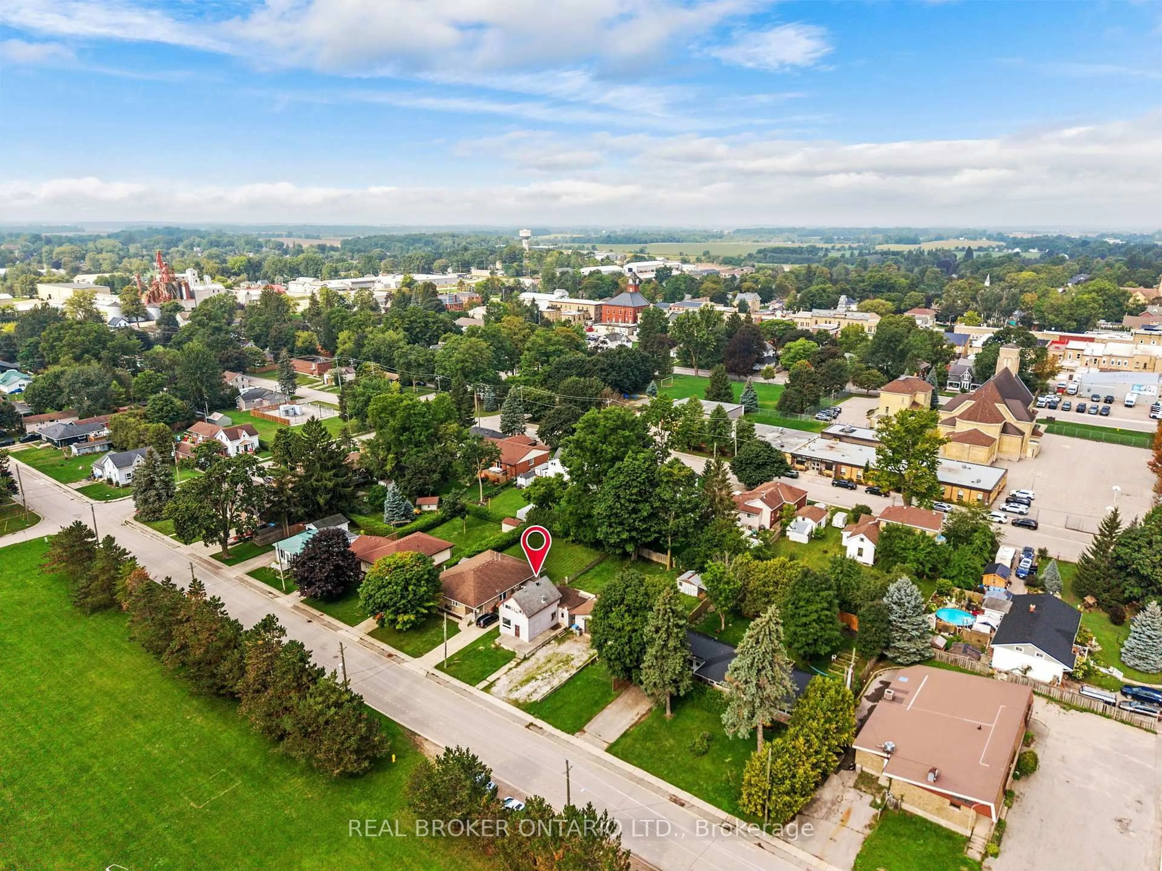 A pic from outside/outdoor area/front of a property/back of a property/a pic from drone, unknown for 19 Coleman St, Huron East Ontario N0K 1W0