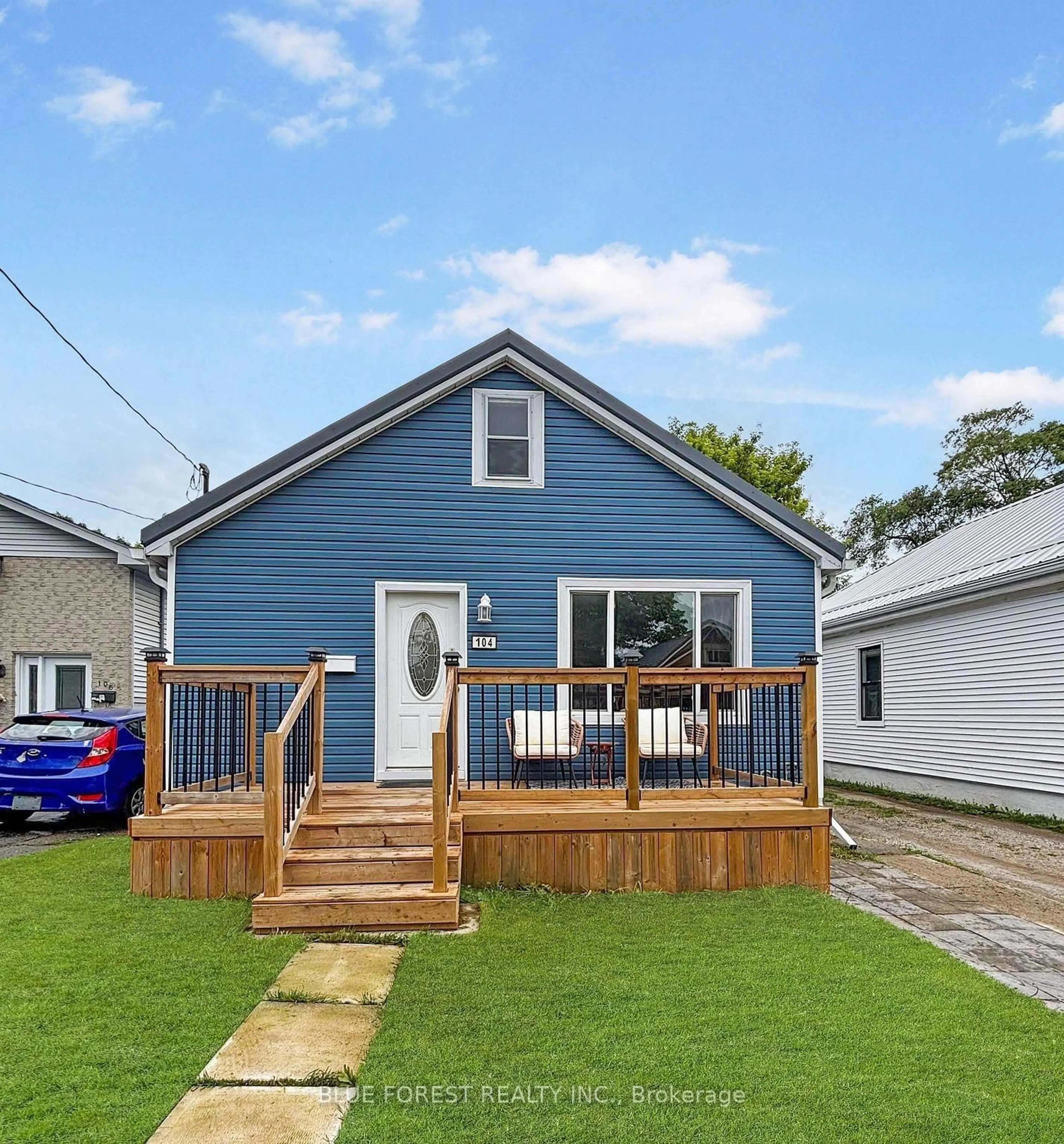 Home with vinyl exterior material, street for 104 Delaware St, London East Ontario N5Z 2N5