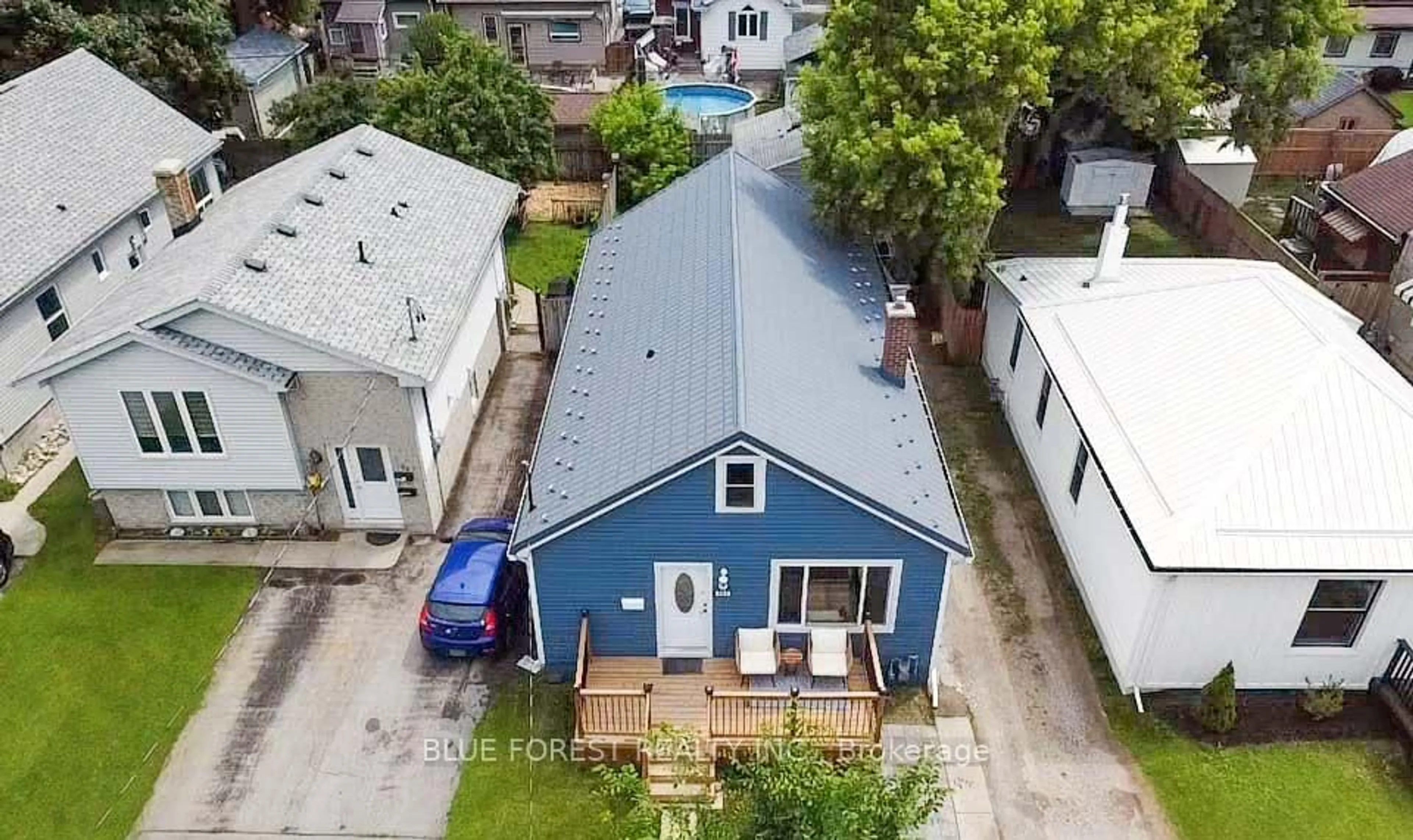 A pic from outside/outdoor area/front of a property/back of a property/a pic from drone, street for 104 Delaware St, London East Ontario N5Z 2N5