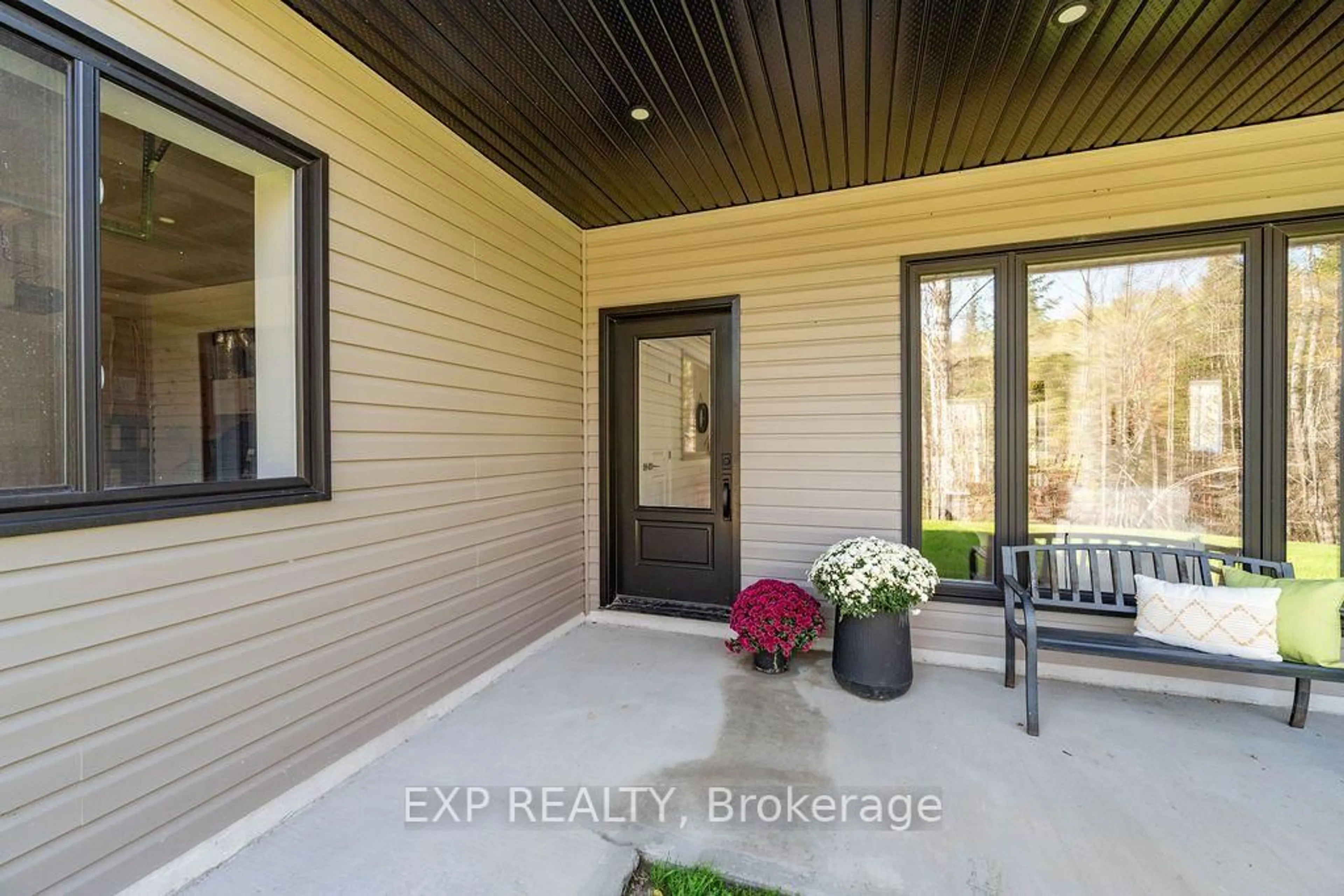 Indoor entryway for 2394A Highway Highway, Renfrew Ontario K7V 3Z7