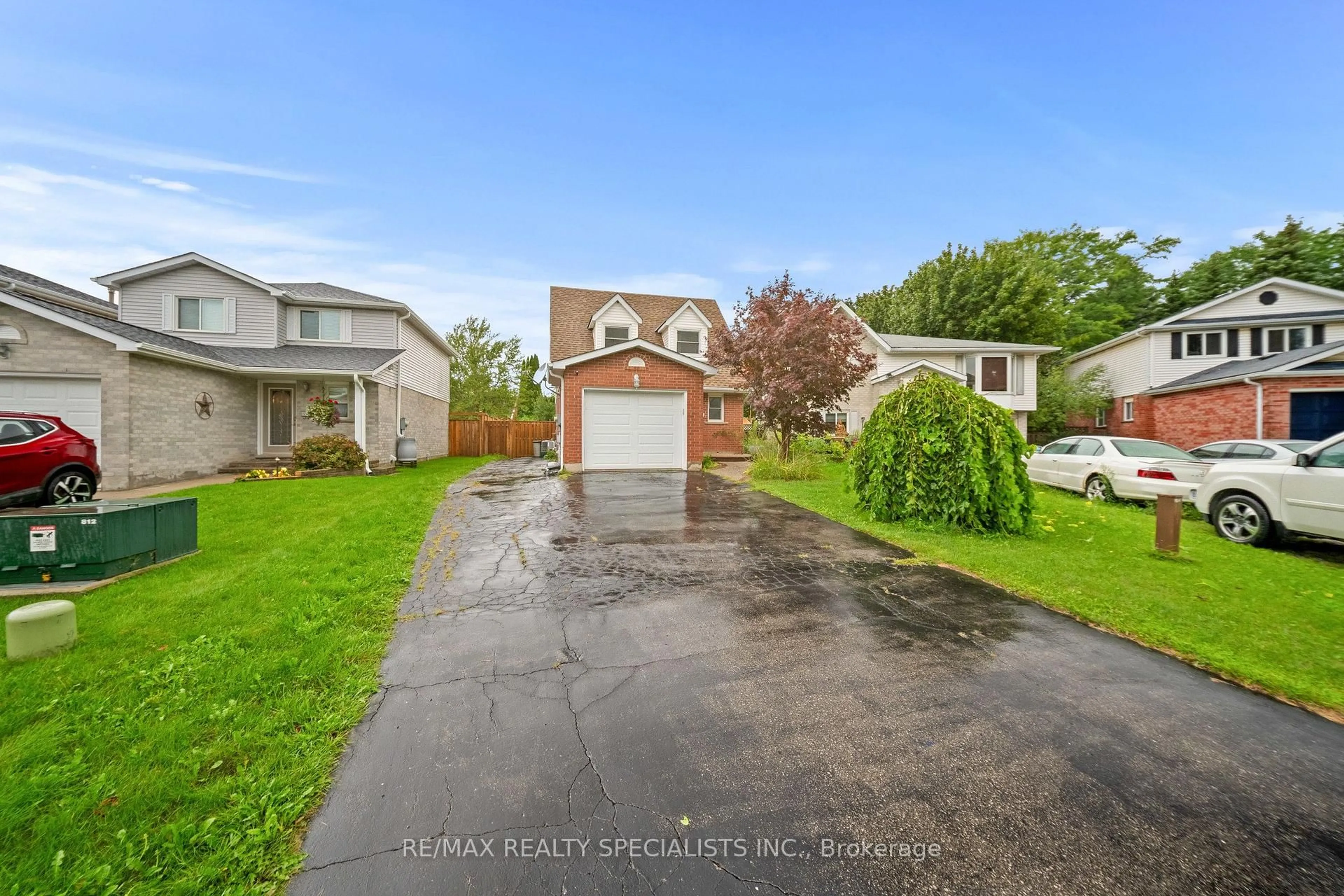 A pic from outside/outdoor area/front of a property/back of a property/a pic from drone, street for 110 Steeles Cres, Cambridge Ontario N1R 8C4