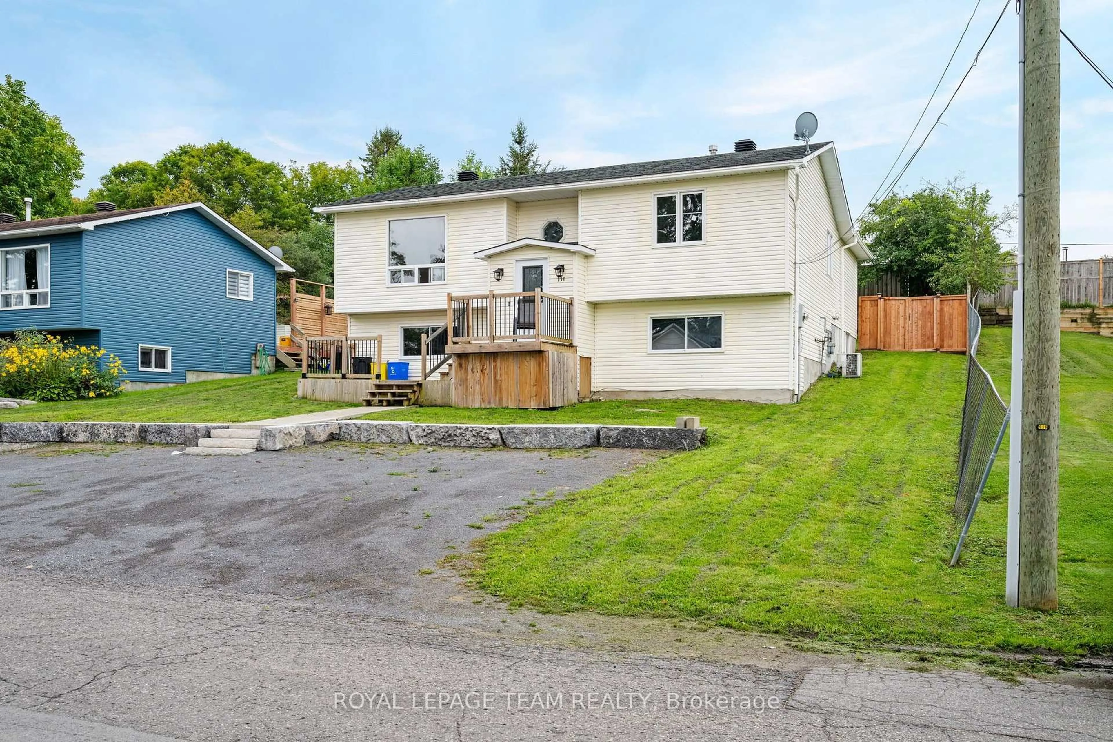 A pic from outside/outdoor area/front of a property/back of a property/a pic from drone, street for 116 Colina St, Almonte Ontario K0A 1A0