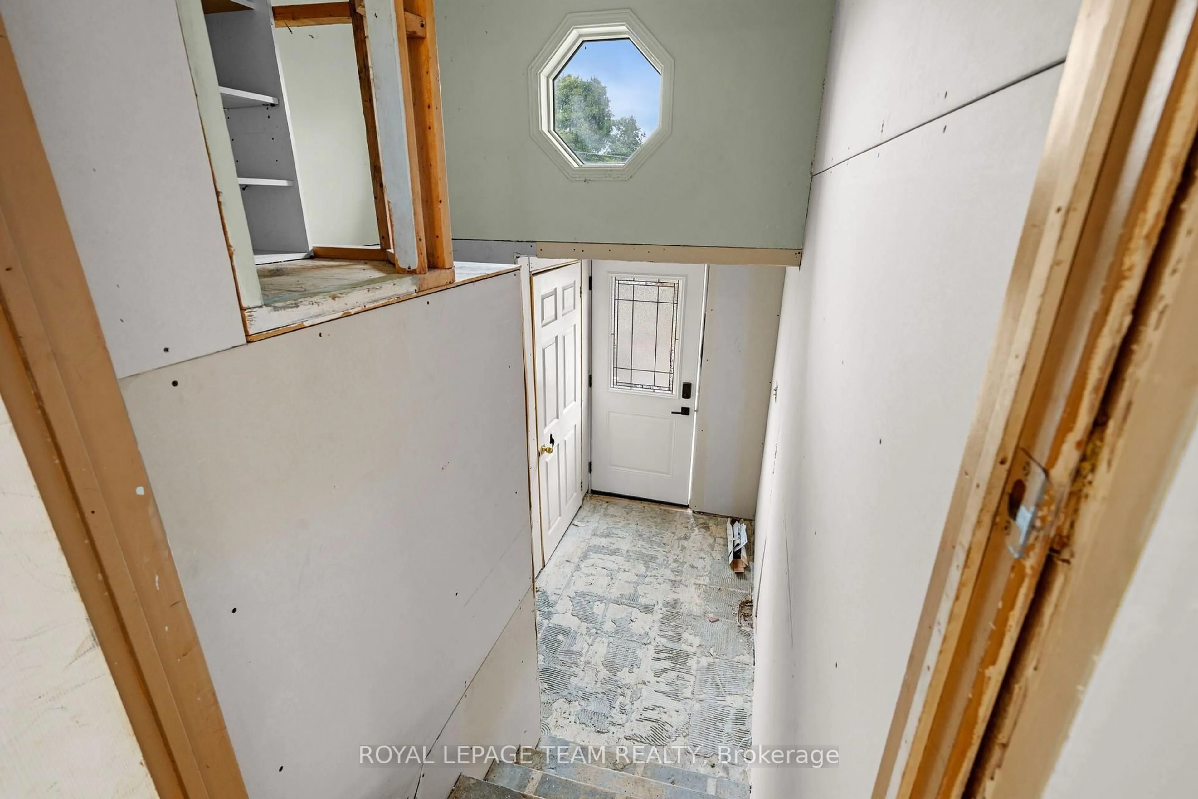 Indoor entryway for 116 Colina St, Almonte Ontario K0A 1A0