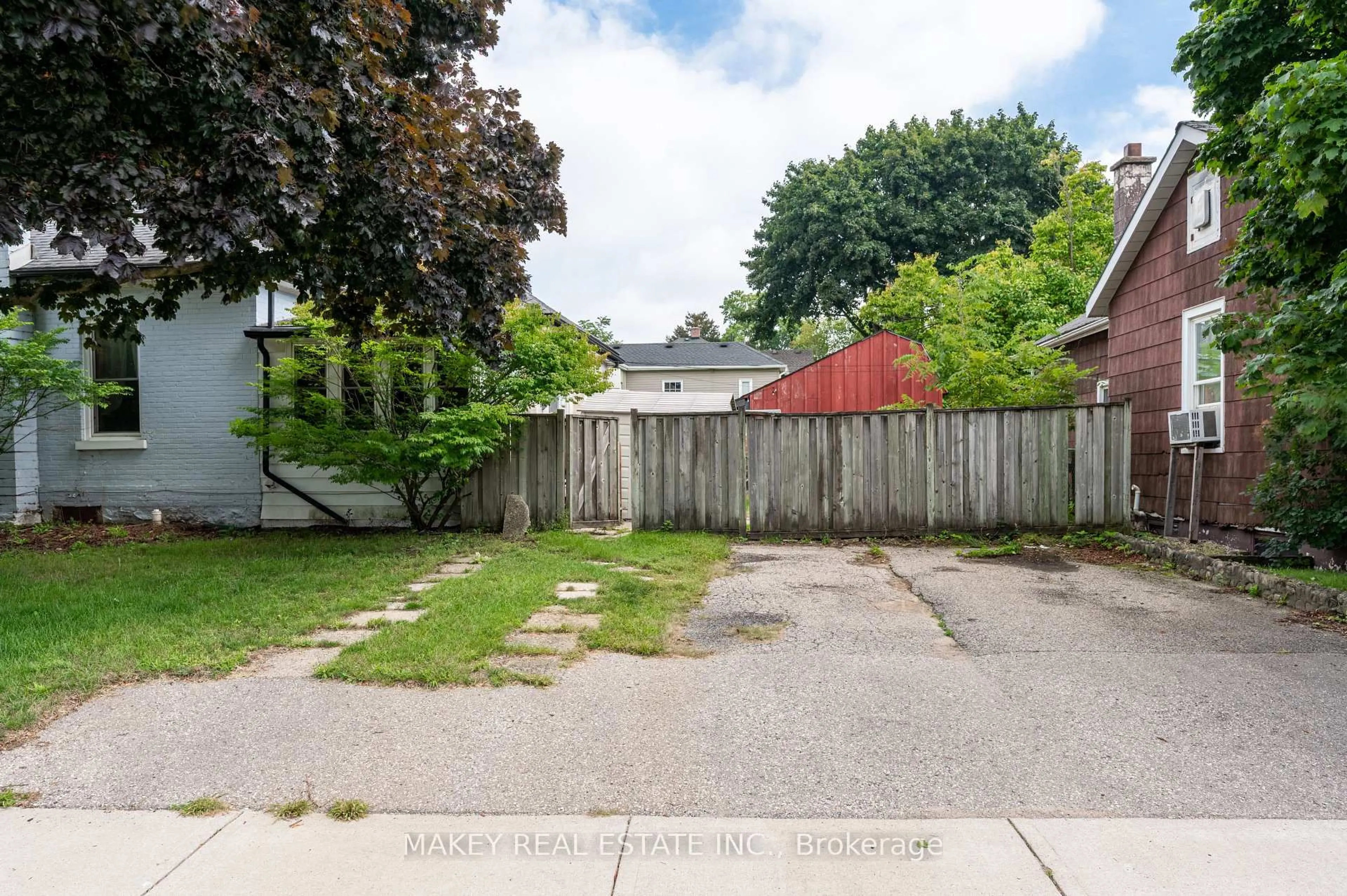 Patio, street for 314 Queen St, Woodstock Ontario N4S 1M1