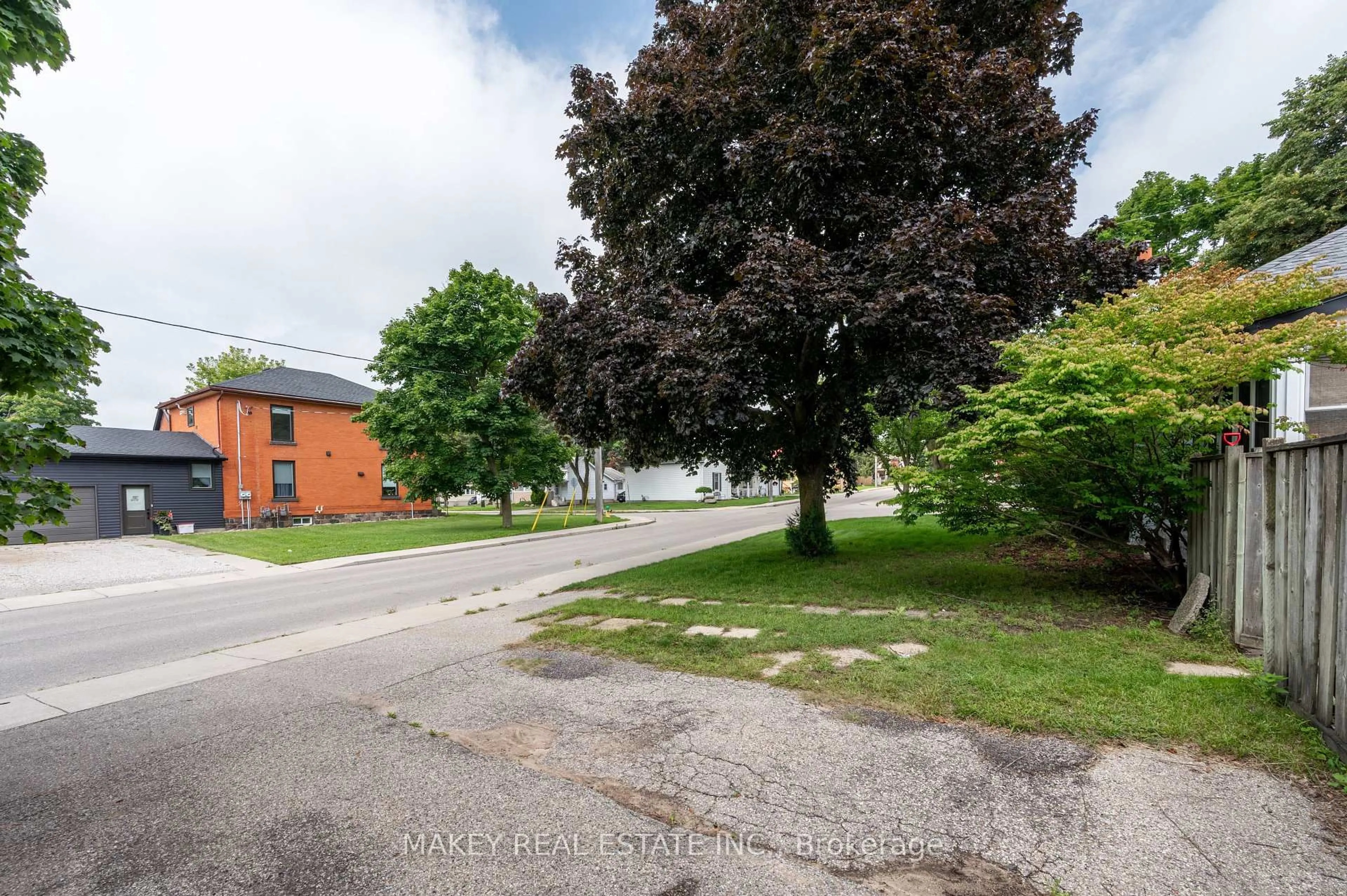 A pic from outside/outdoor area/front of a property/back of a property/a pic from drone, street for 314 Queen St, Woodstock Ontario N4S 1M1