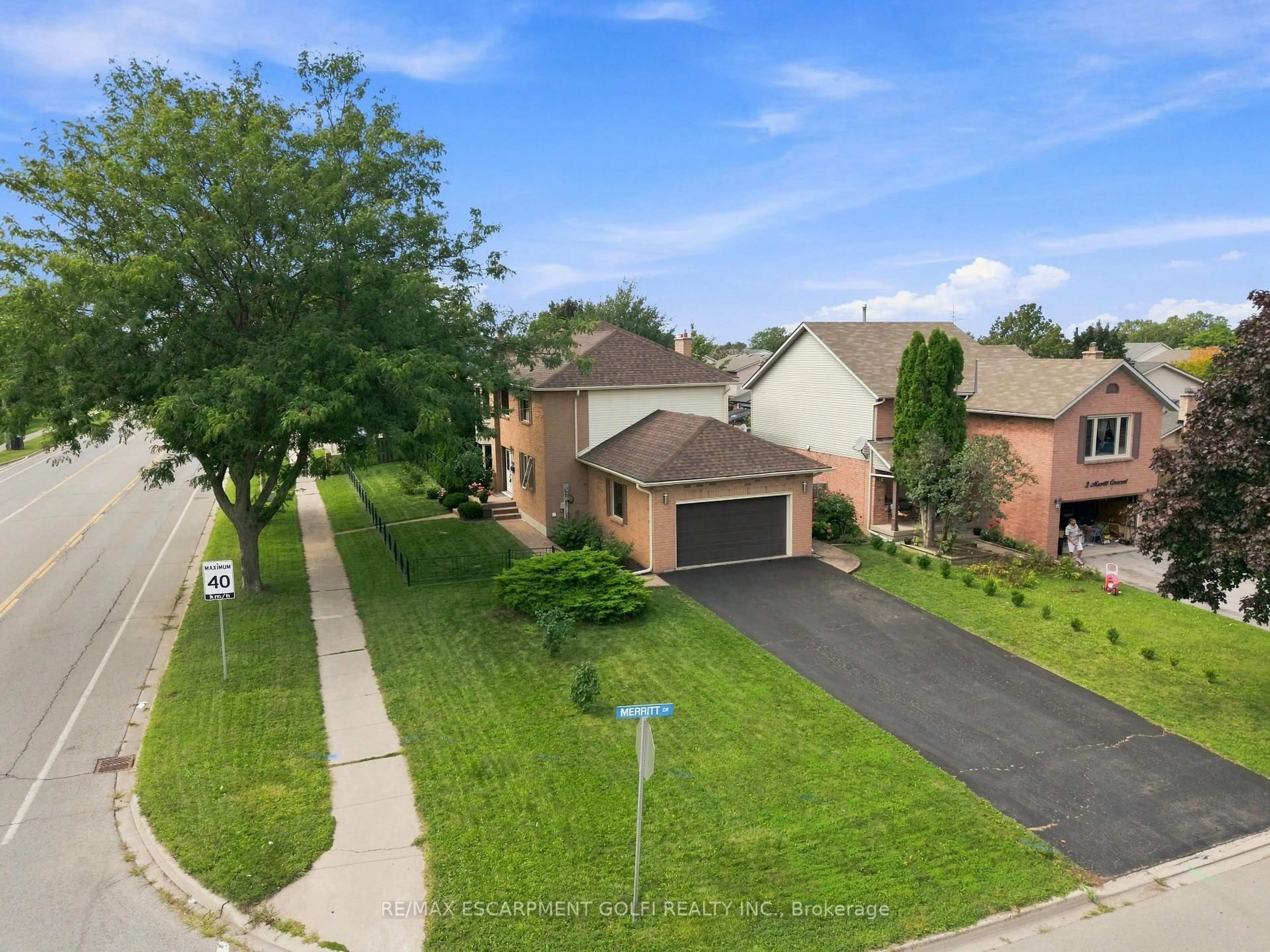 A pic from outside/outdoor area/front of a property/back of a property/a pic from drone, street for 138 Livingston Ave, Grimsby Ontario L3M 4X1