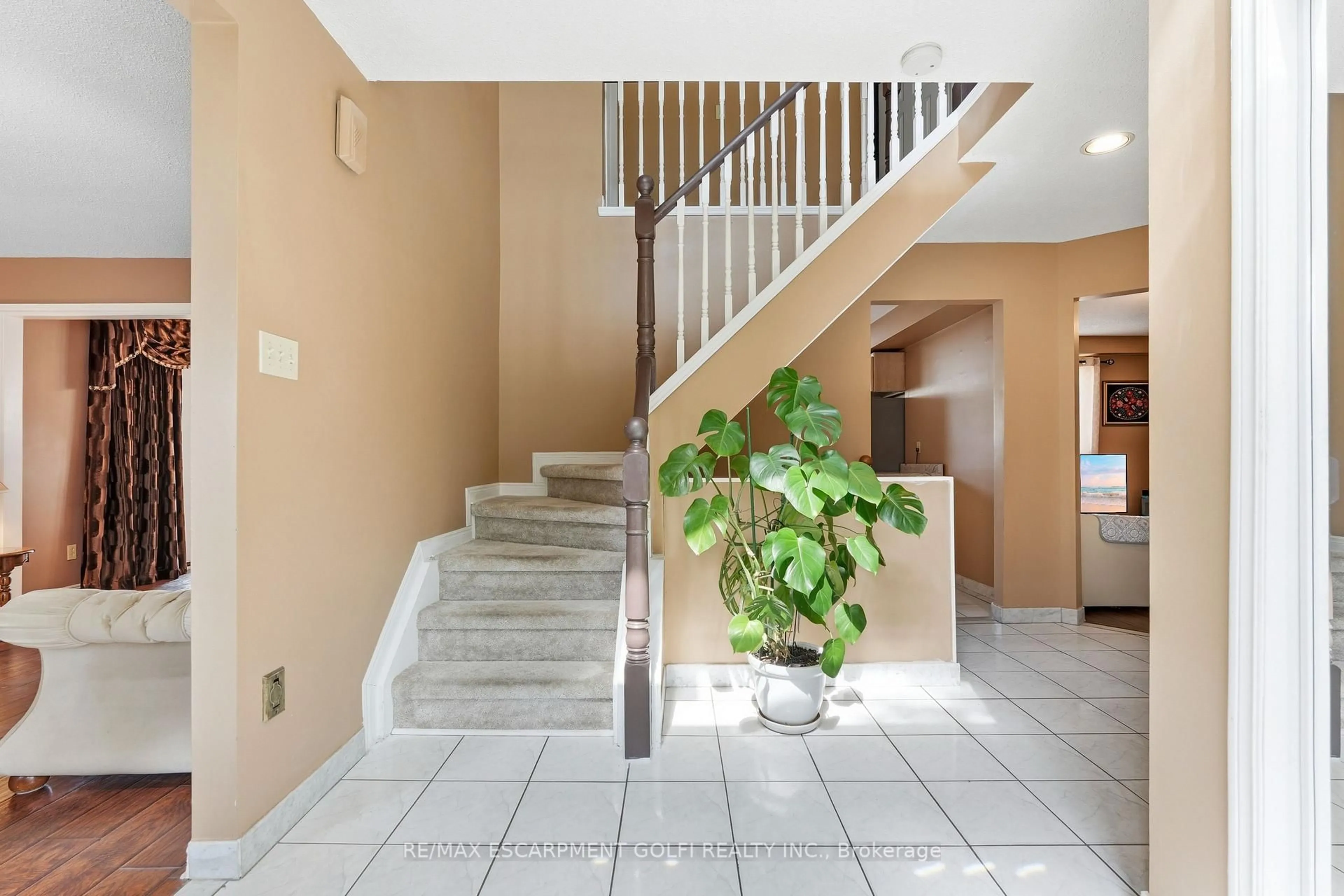 Indoor foyer for 138 Livingston Ave, Grimsby Ontario L3M 4X1
