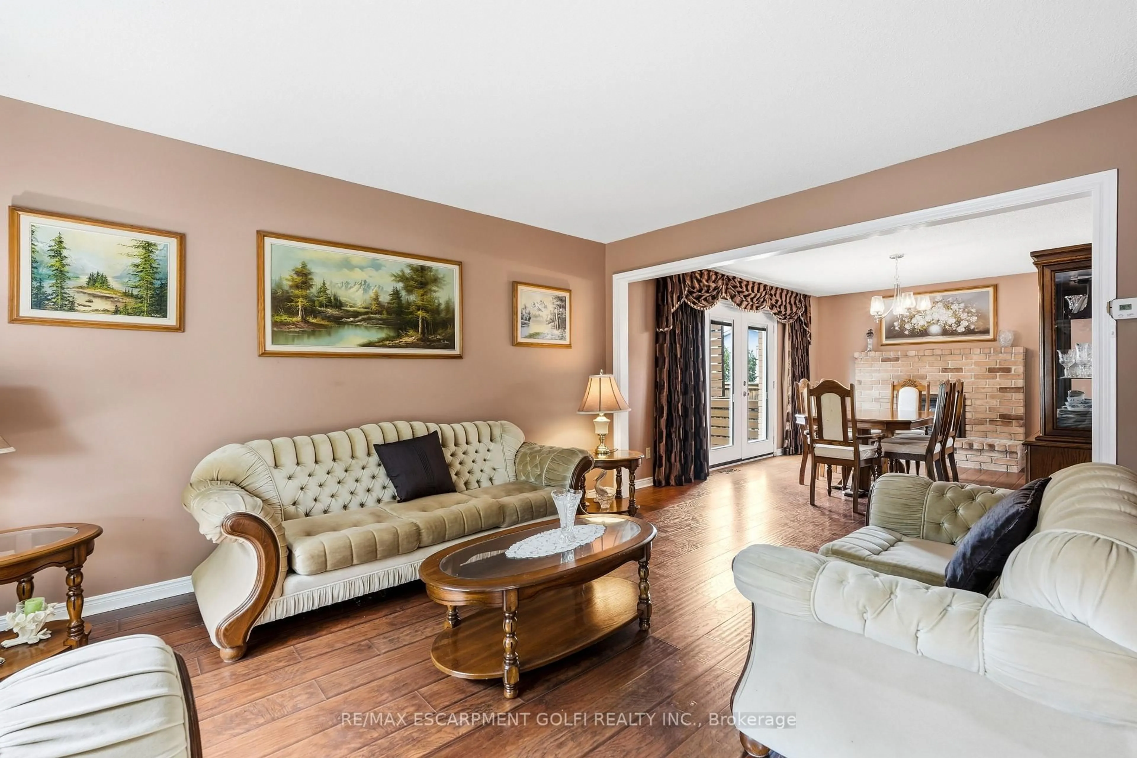 Living room with furniture, wood/laminate floor for 138 Livingston Ave, Grimsby Ontario L3M 4X1