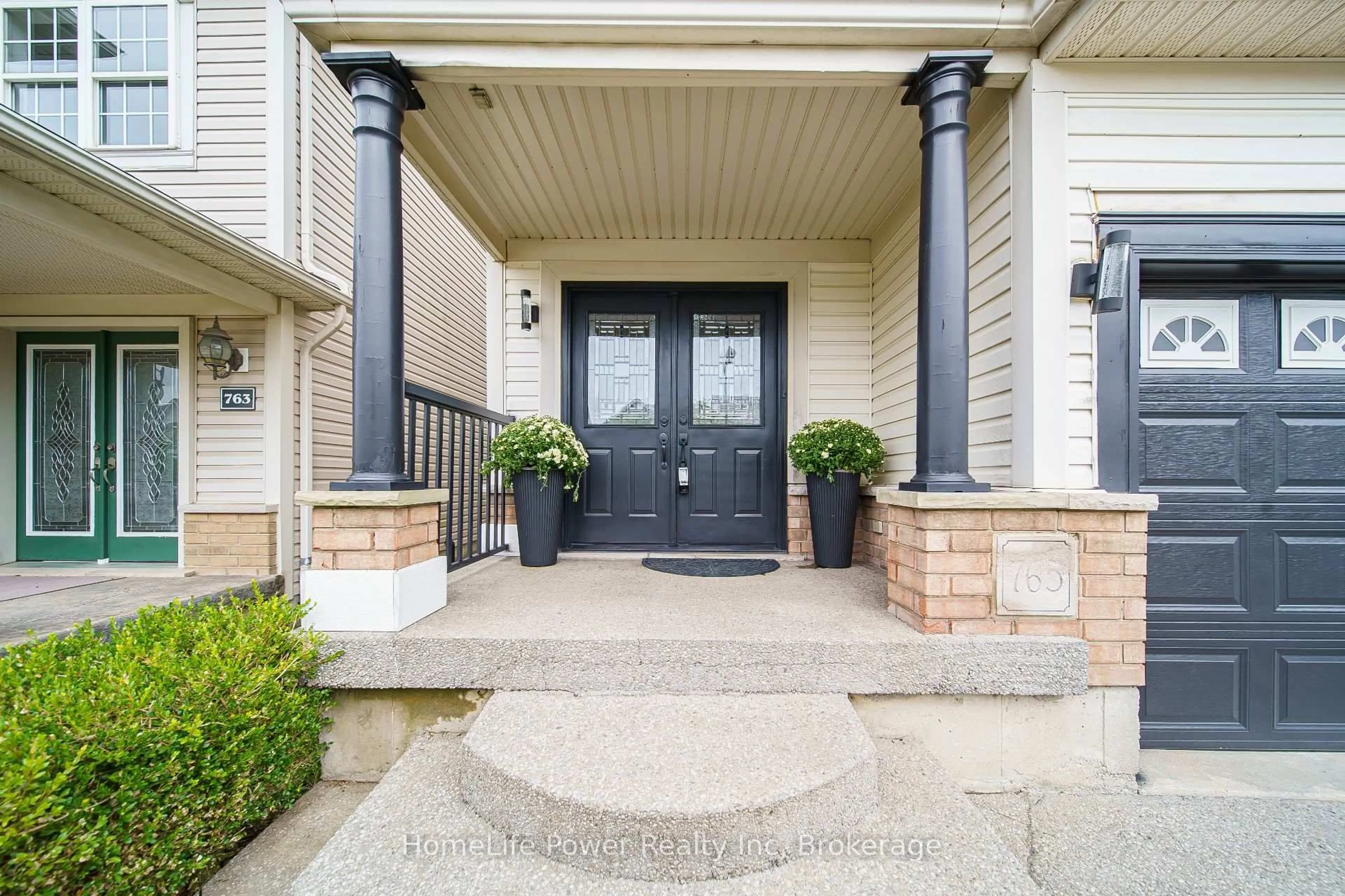 Indoor entryway for 765 BRANDENBURG Blvd, Waterloo Ontario N2T 2W9