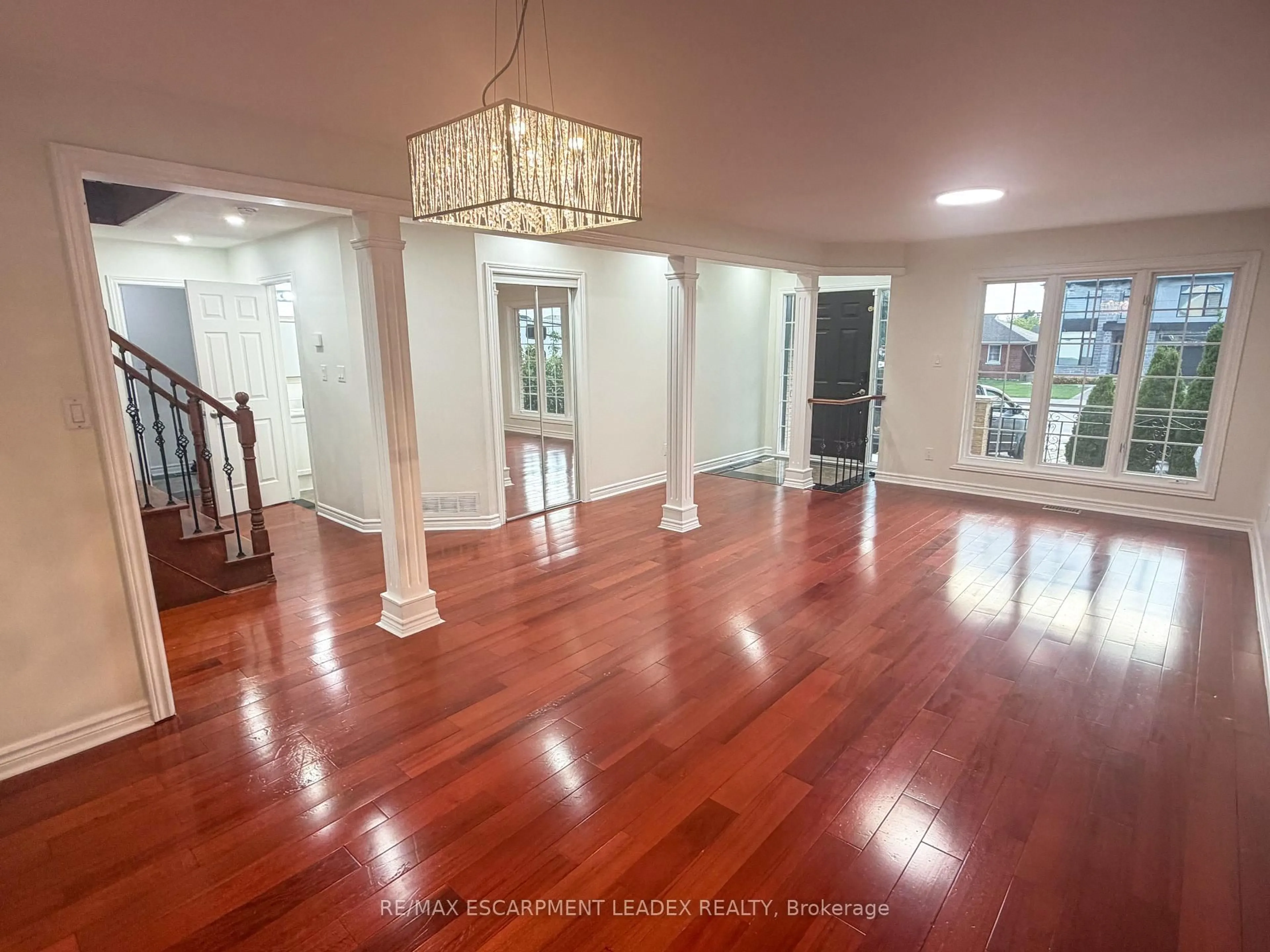Indoor entryway for 1429 Upper Sherman Ave, Hamilton Ontario L8W 1C4