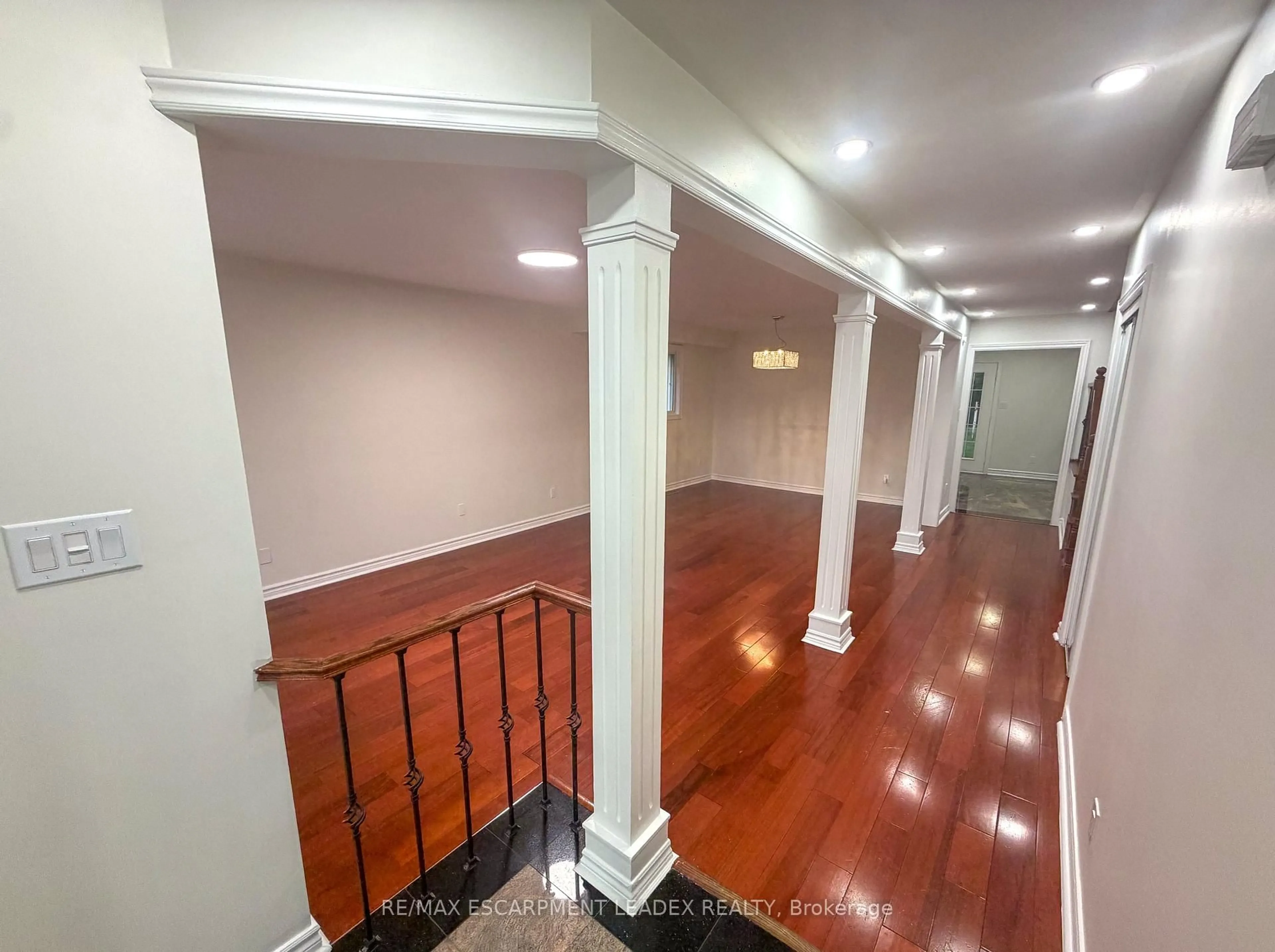 Indoor foyer for 1429 Upper Sherman Ave, Hamilton Ontario L8W 1C4
