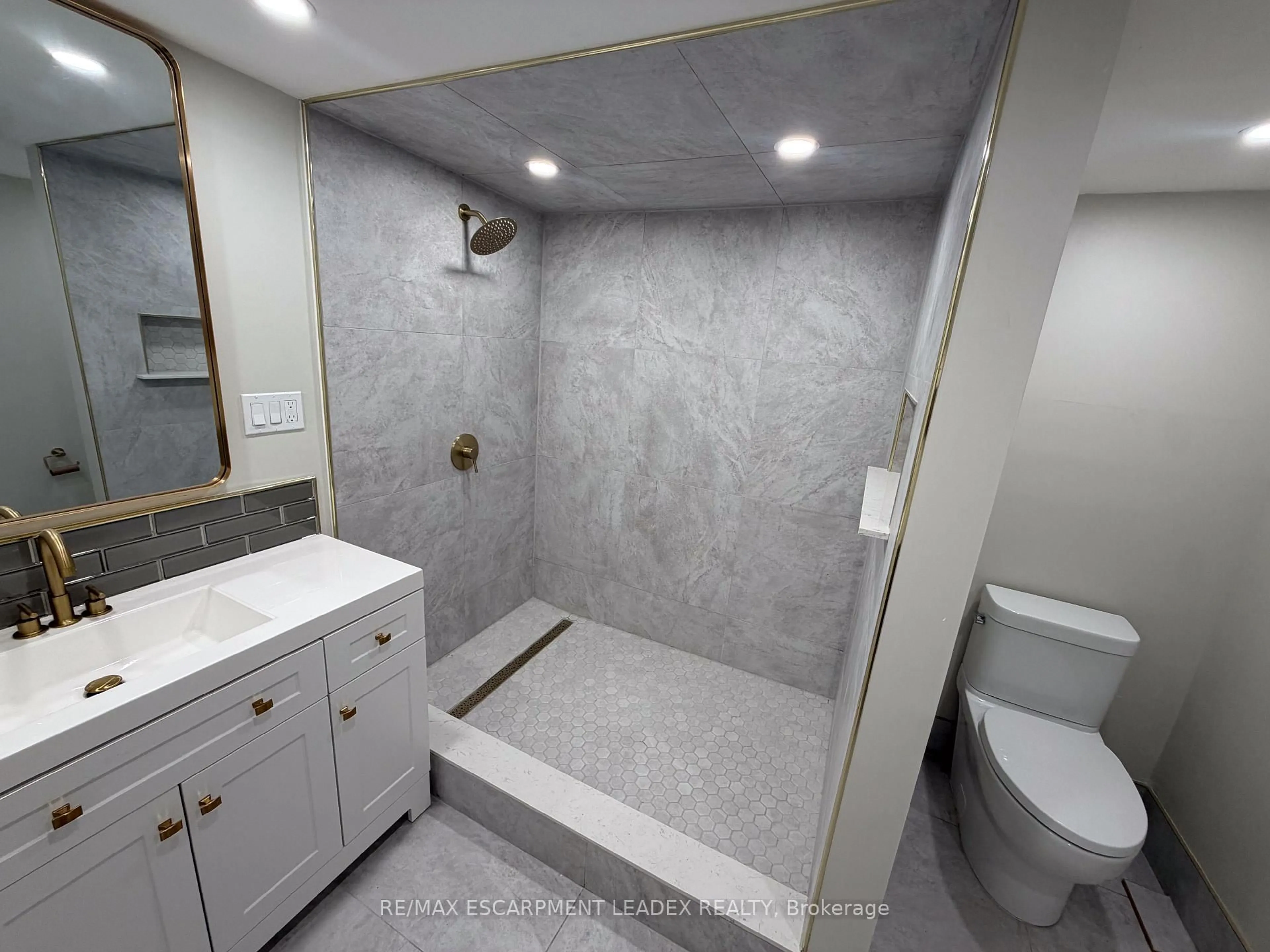 Standard bathroom, ceramic/tile floor for 1429 Upper Sherman Ave, Hamilton Ontario L8W 1C4