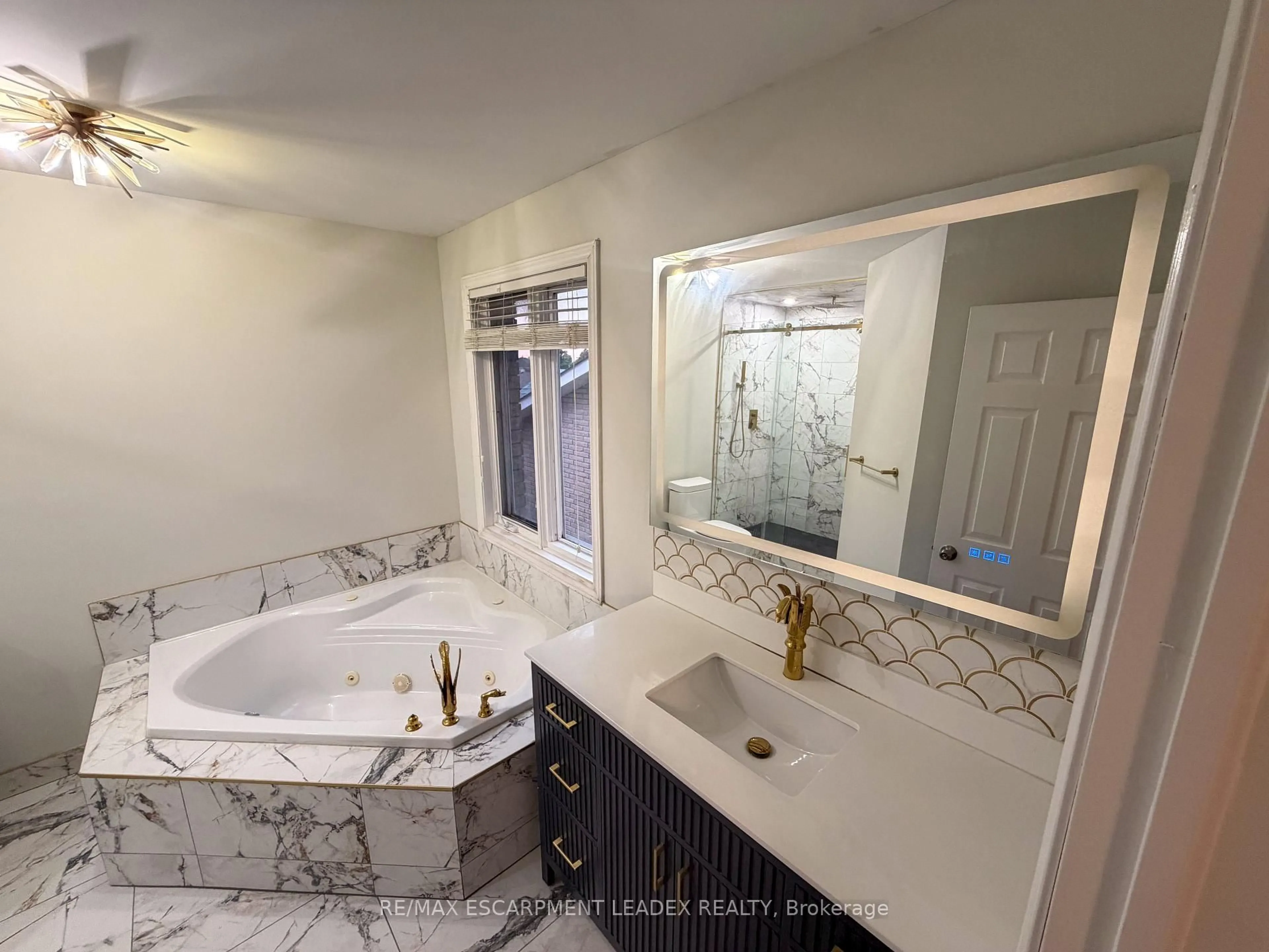 Contemporary bathroom, ceramic/tile floor for 1429 Upper Sherman Ave, Hamilton Ontario L8W 1C4
