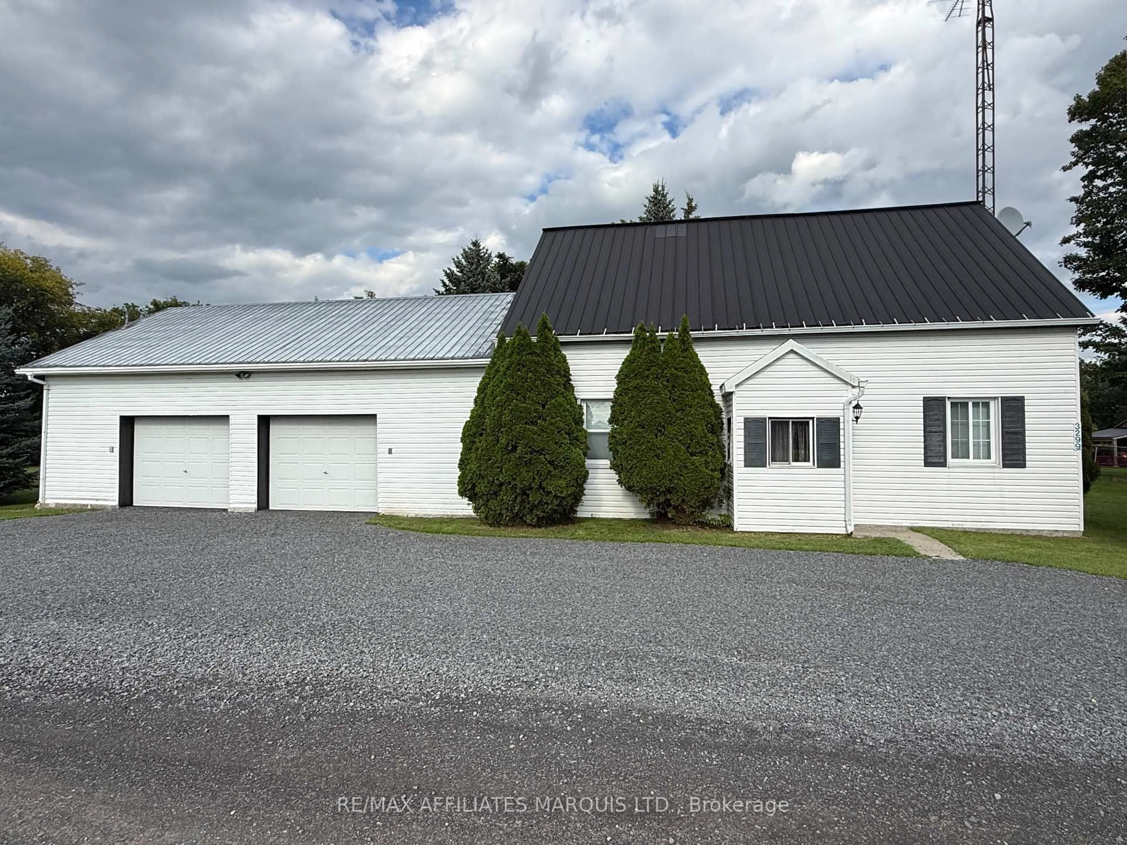 Indoor garage for 3299 Hollister Rd, North Dundas Ontario K0C 2L0