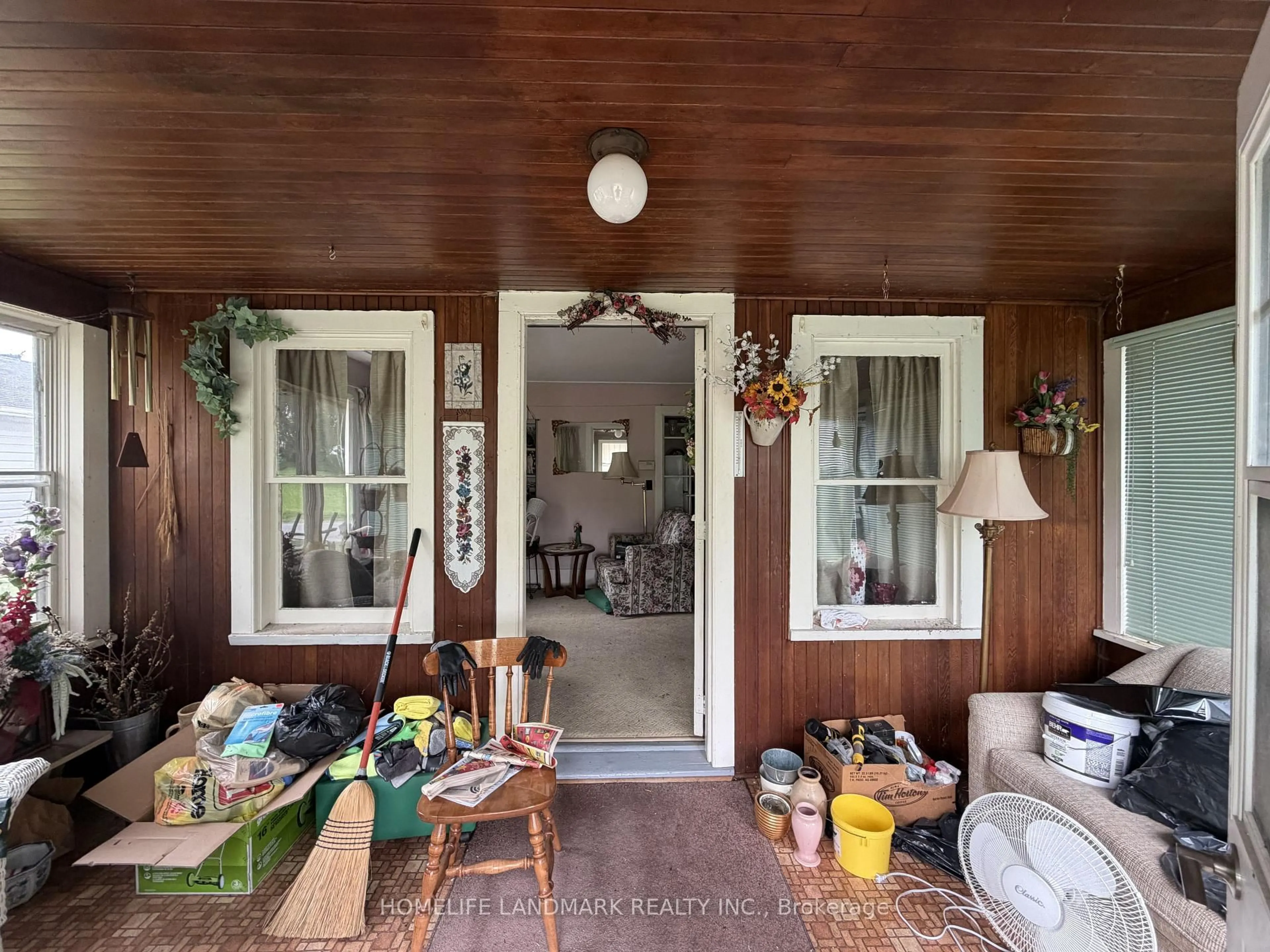 Indoor entryway for 18 Burford-Delhi Townline Rd, Brant Ontario N0E 1R0