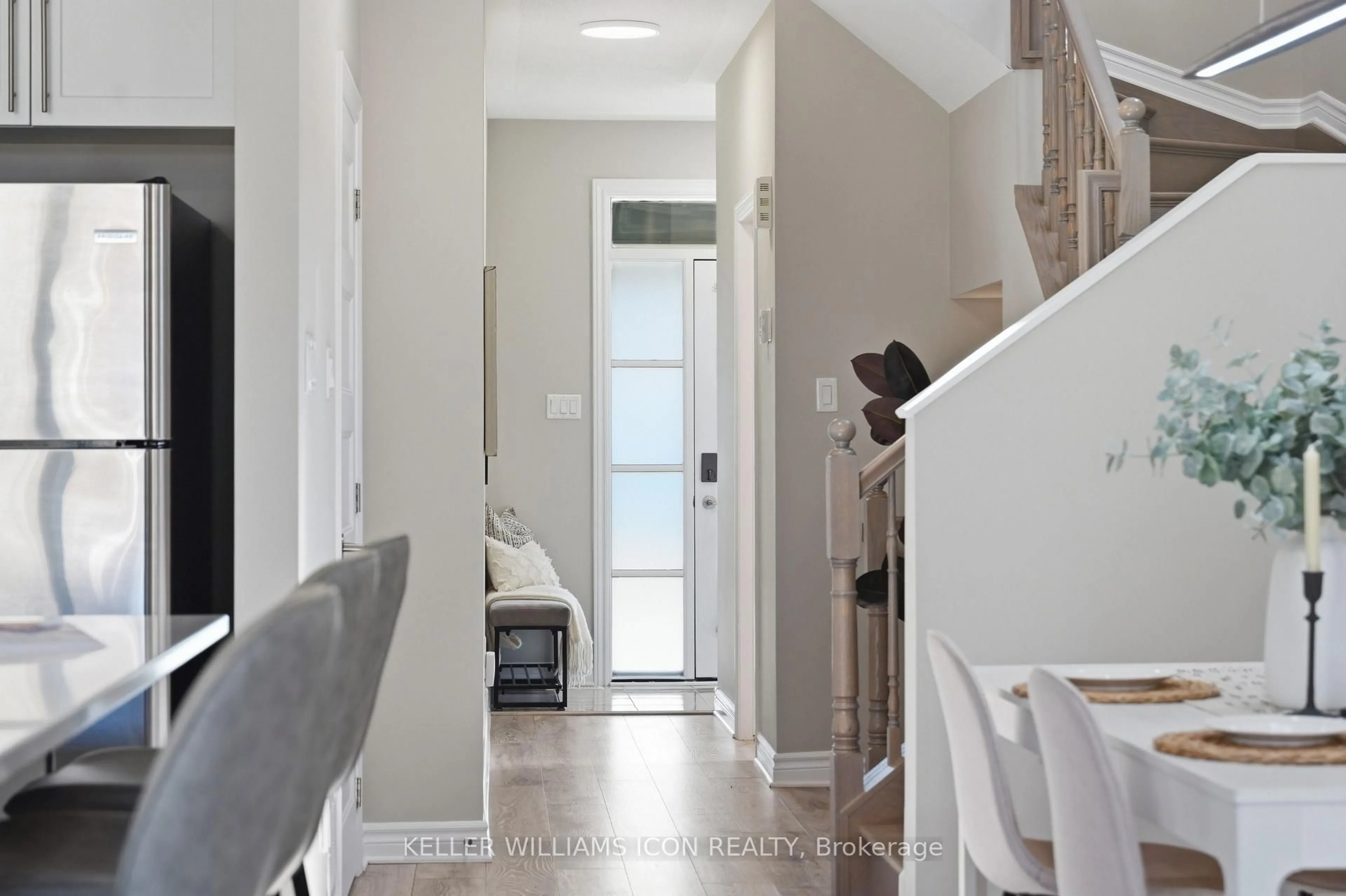 Indoor entryway for 235 BANDELIER Way, Ottawa Ontario K2C 0C1