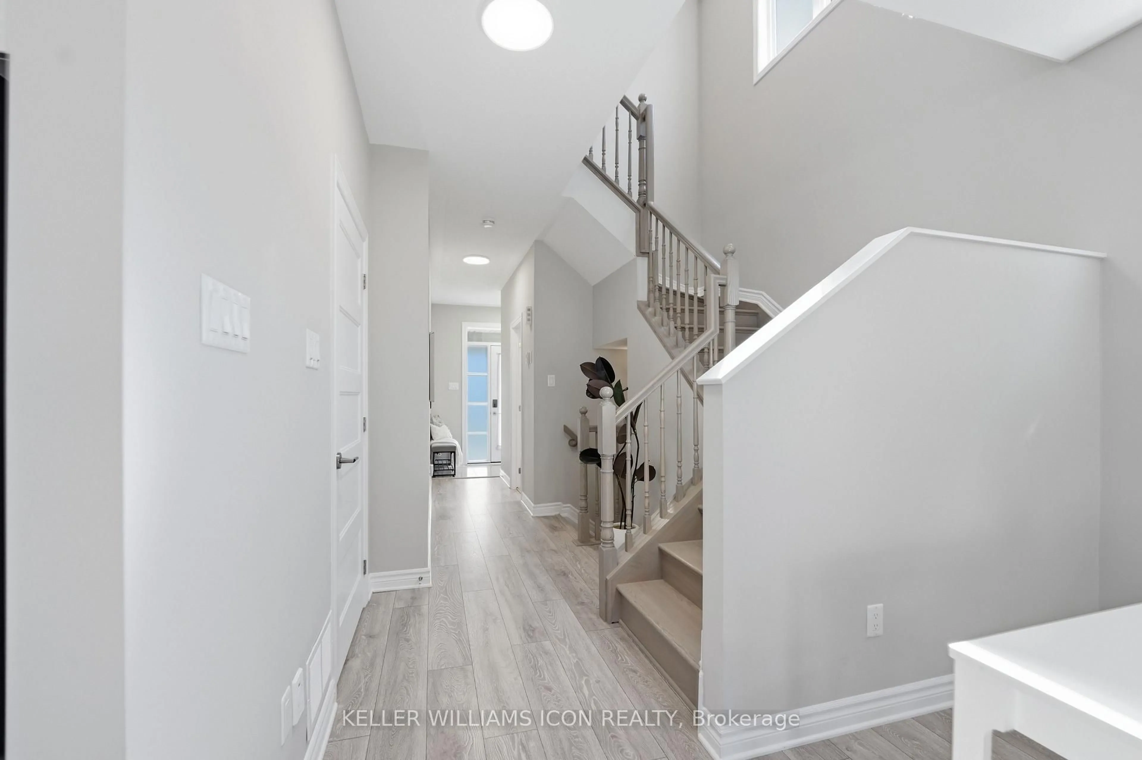 Indoor entryway for 235 BANDELIER Way, Ottawa Ontario K2C 0C1