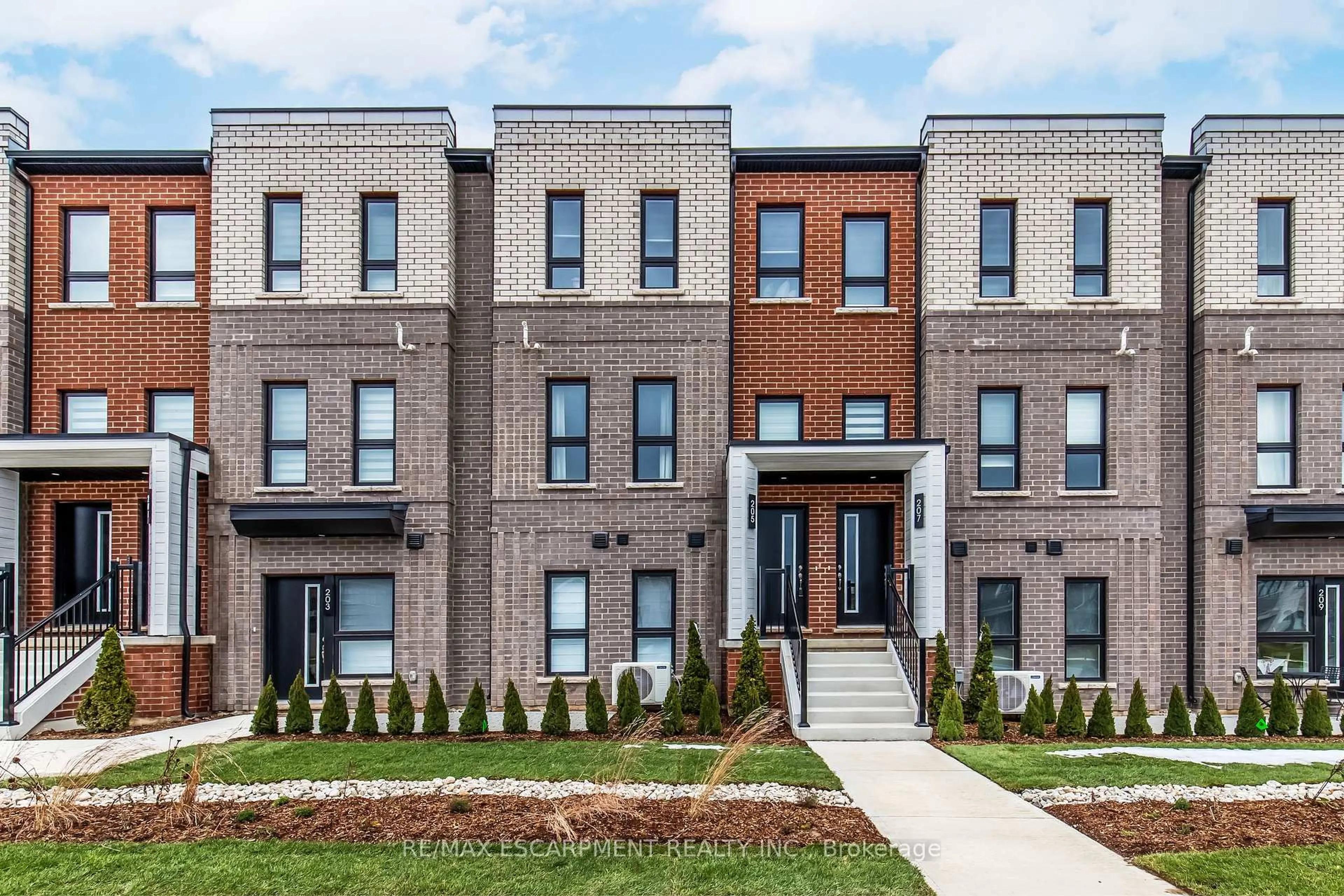 Home with brick exterior material, street for 90 Skinner Rd #2, Hamilton Ontario L8B 2A9