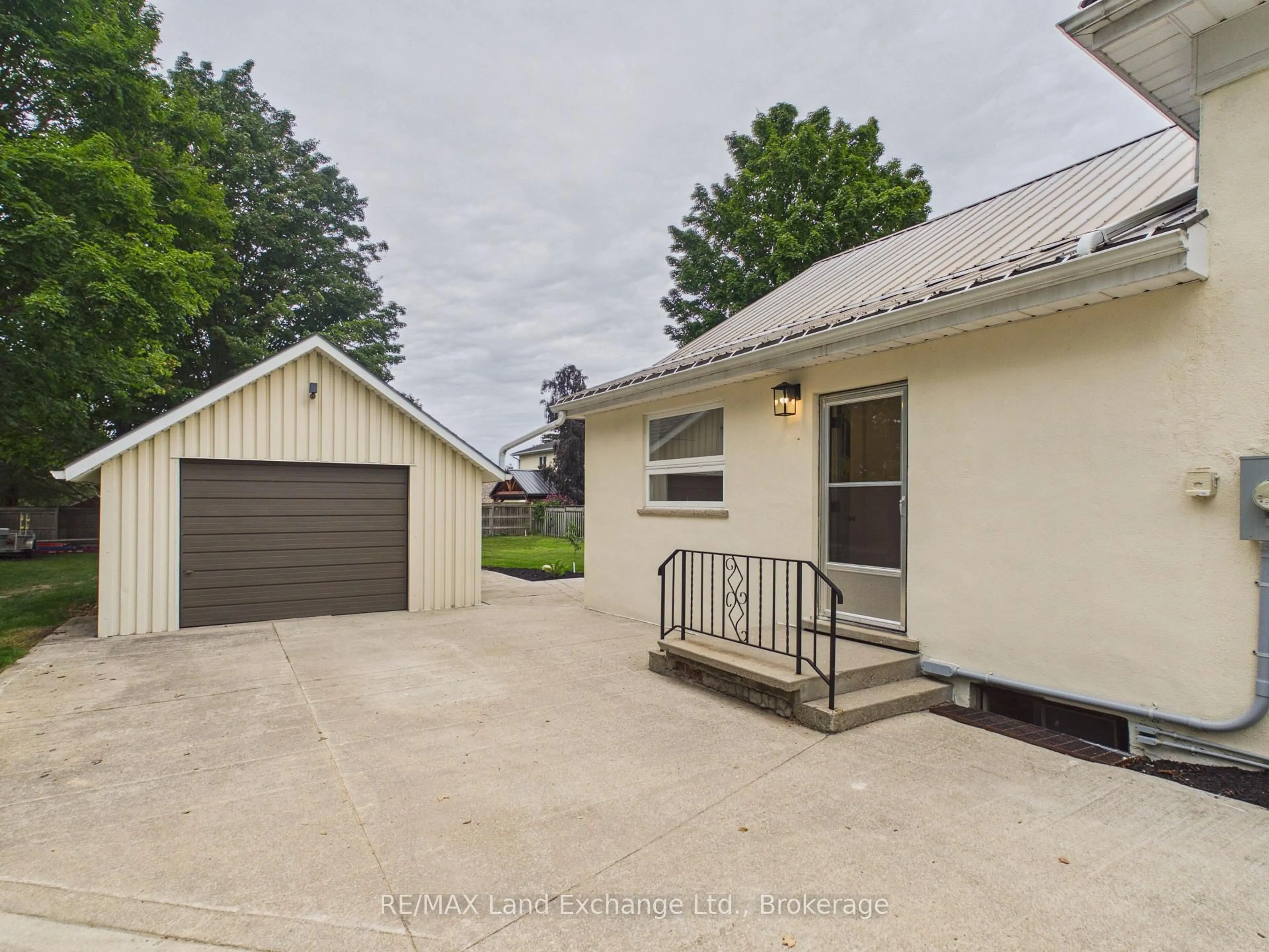A pic from outside/outdoor area/front of a property/back of a property/a pic from drone, street for 550 Queen St, Kincardine Ontario N2Z 2H9