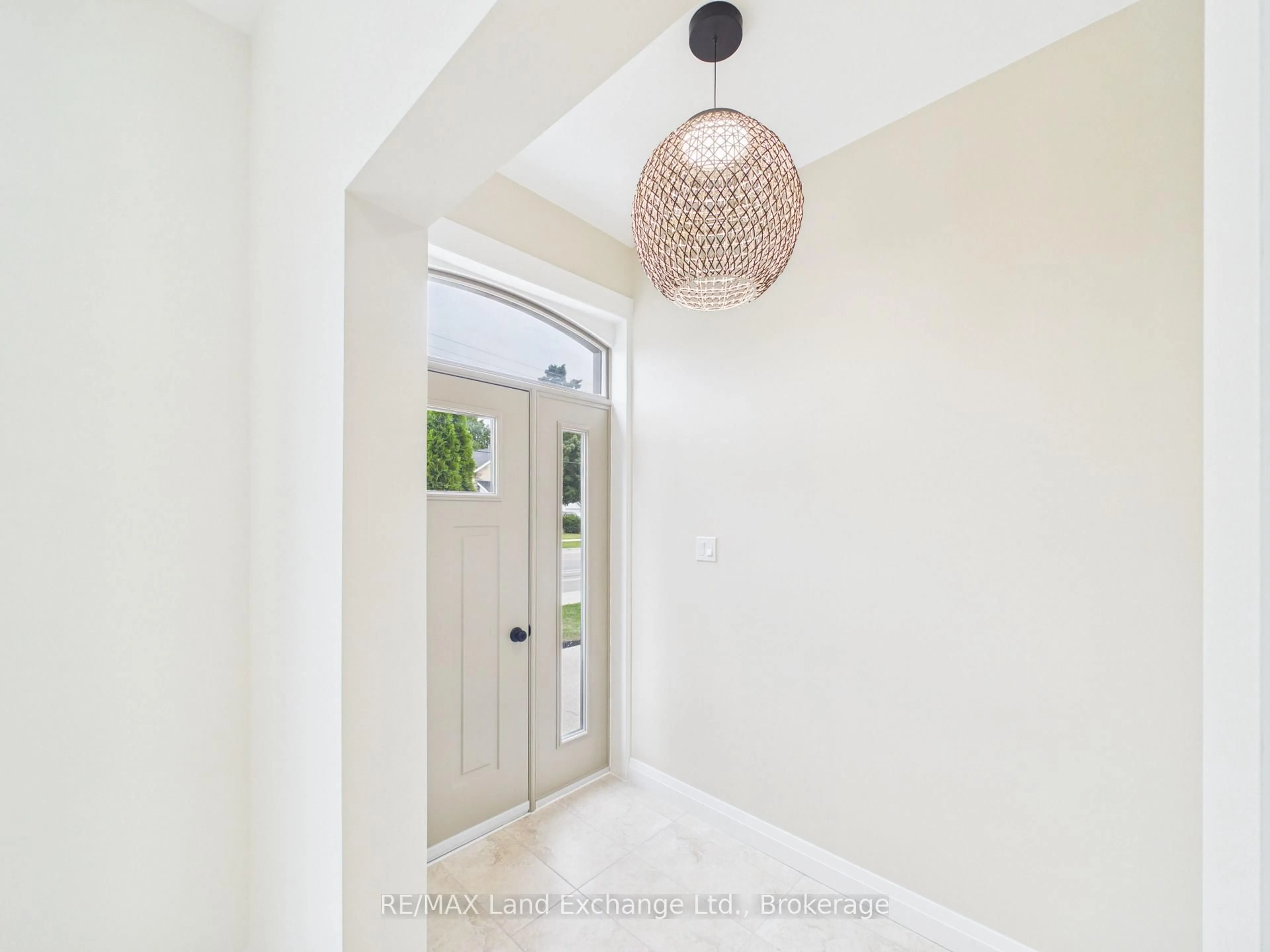 Indoor entryway for 550 Queen St, Kincardine Ontario N2Z 2H9