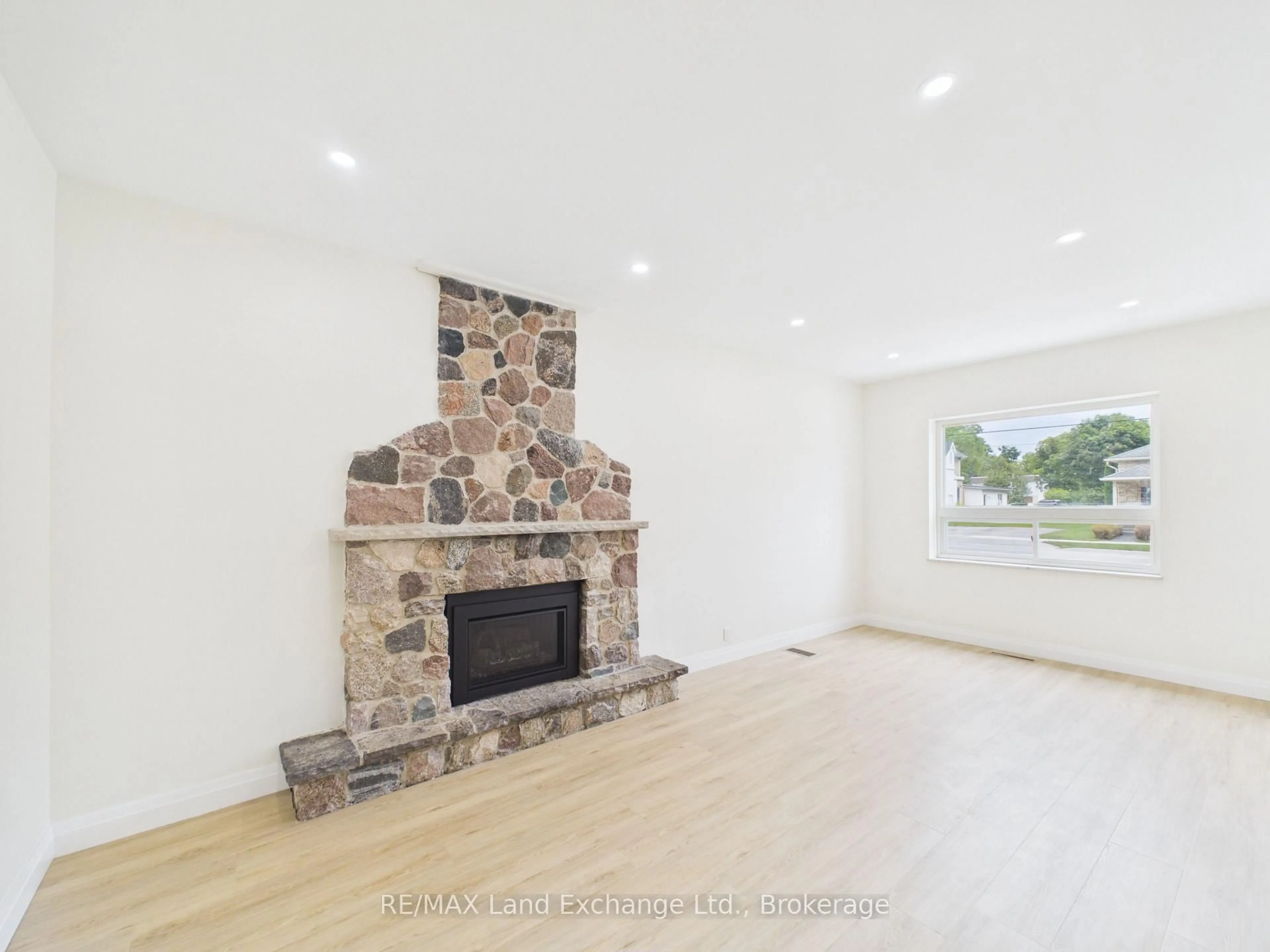 Living room with furniture, unknown for 550 Queen St, Kincardine Ontario N2Z 2H9