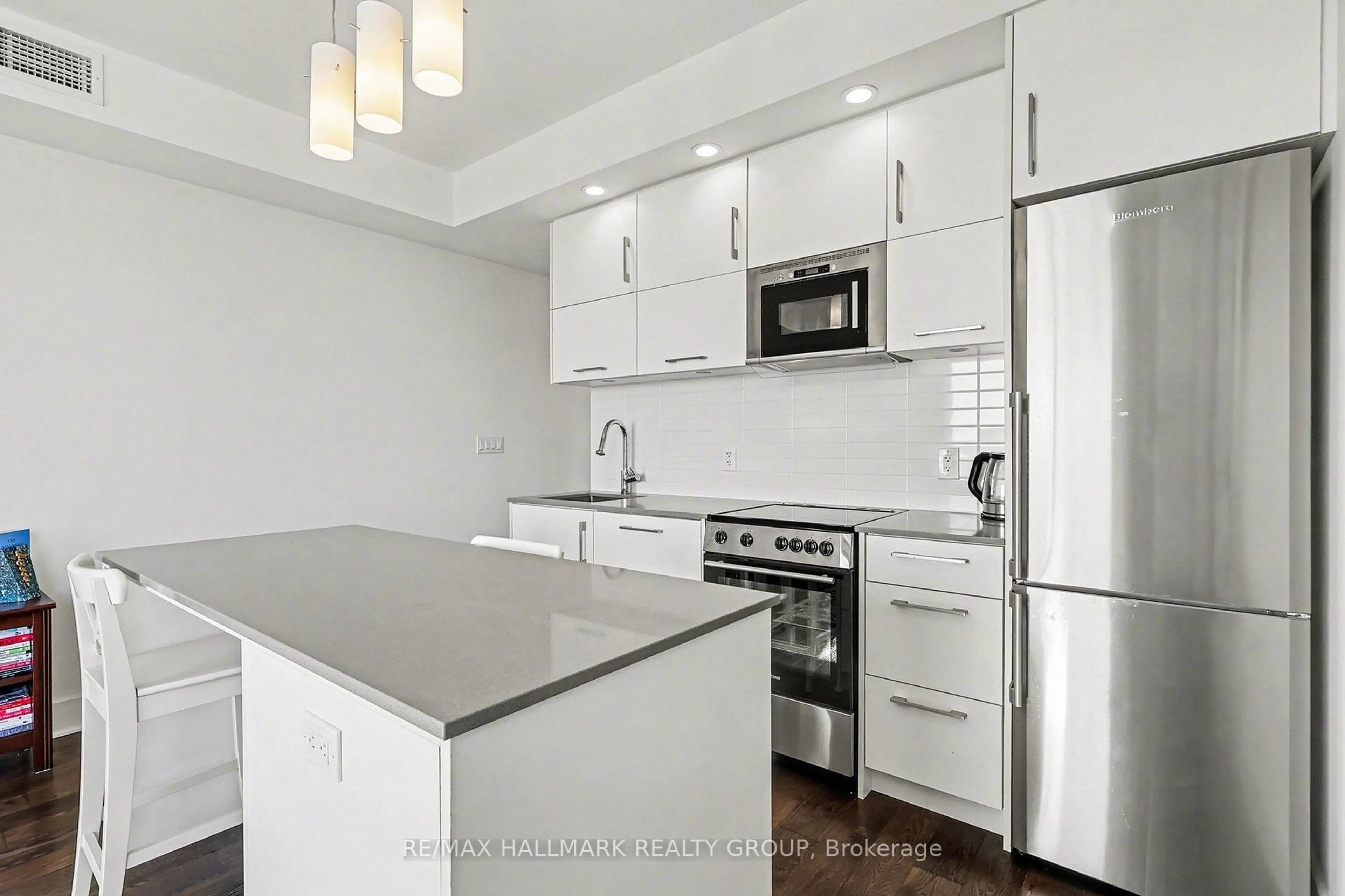 Standard kitchen, unknown for 255 Bay St #1412, Ottawa Ontario K1R 0C5