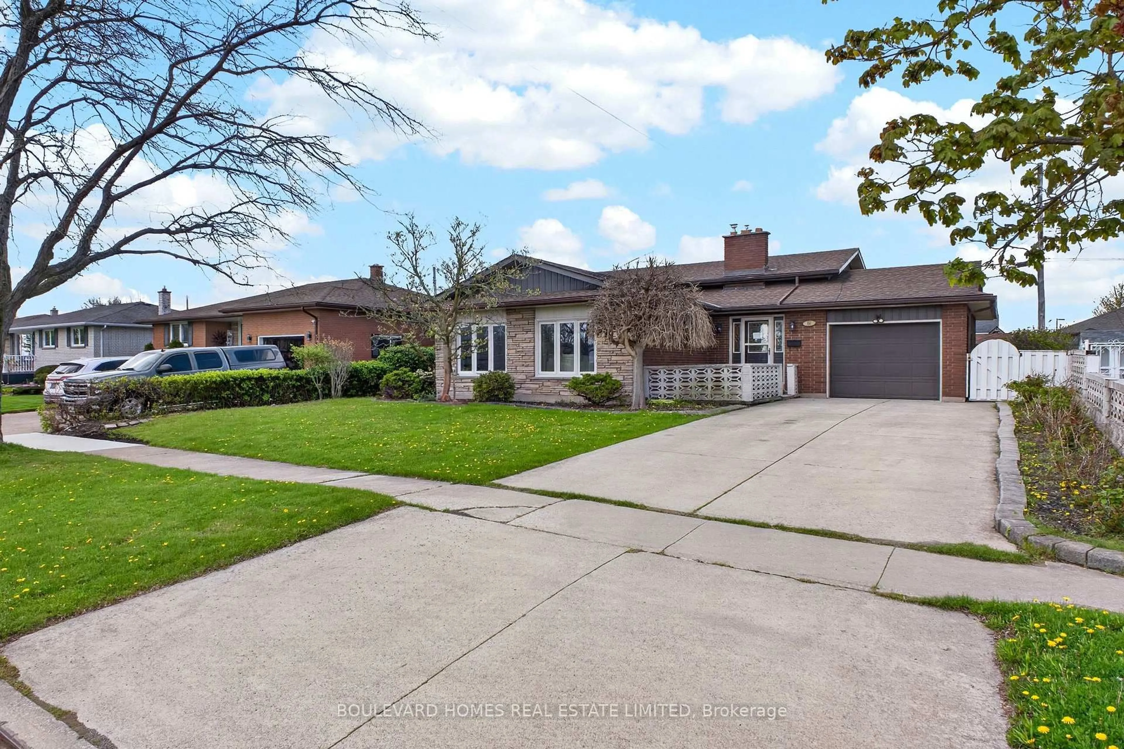 A pic from outside/outdoor area/front of a property/back of a property/a pic from drone, street for 66 Watt Ave, Welland Ontario L3B 1J3