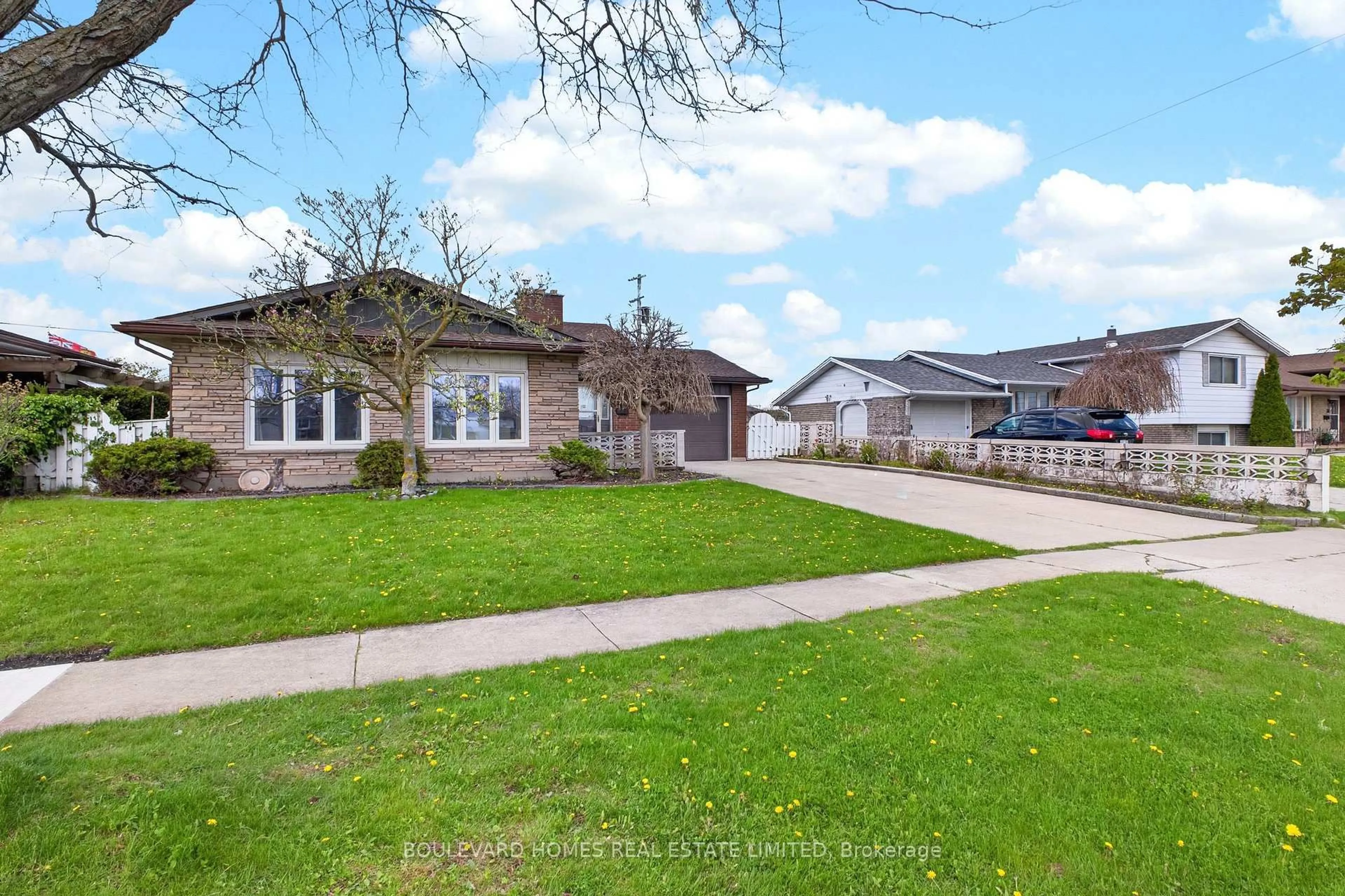 A pic from outside/outdoor area/front of a property/back of a property/a pic from drone, street for 66 Watt Ave, Welland Ontario L3B 1J3