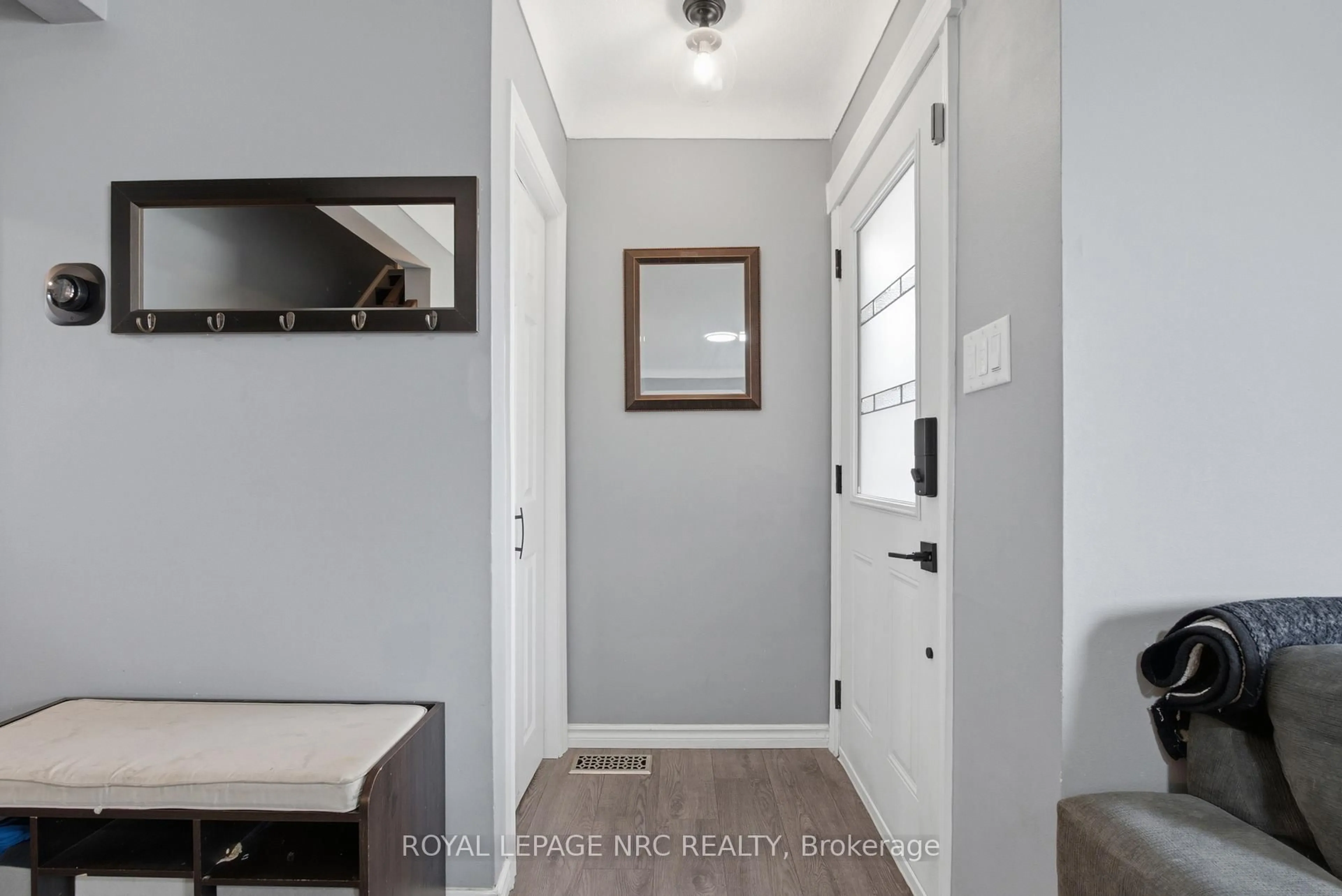Indoor entryway for 8458 Willoughby Dr, Niagara Falls Ontario L2G 6X5