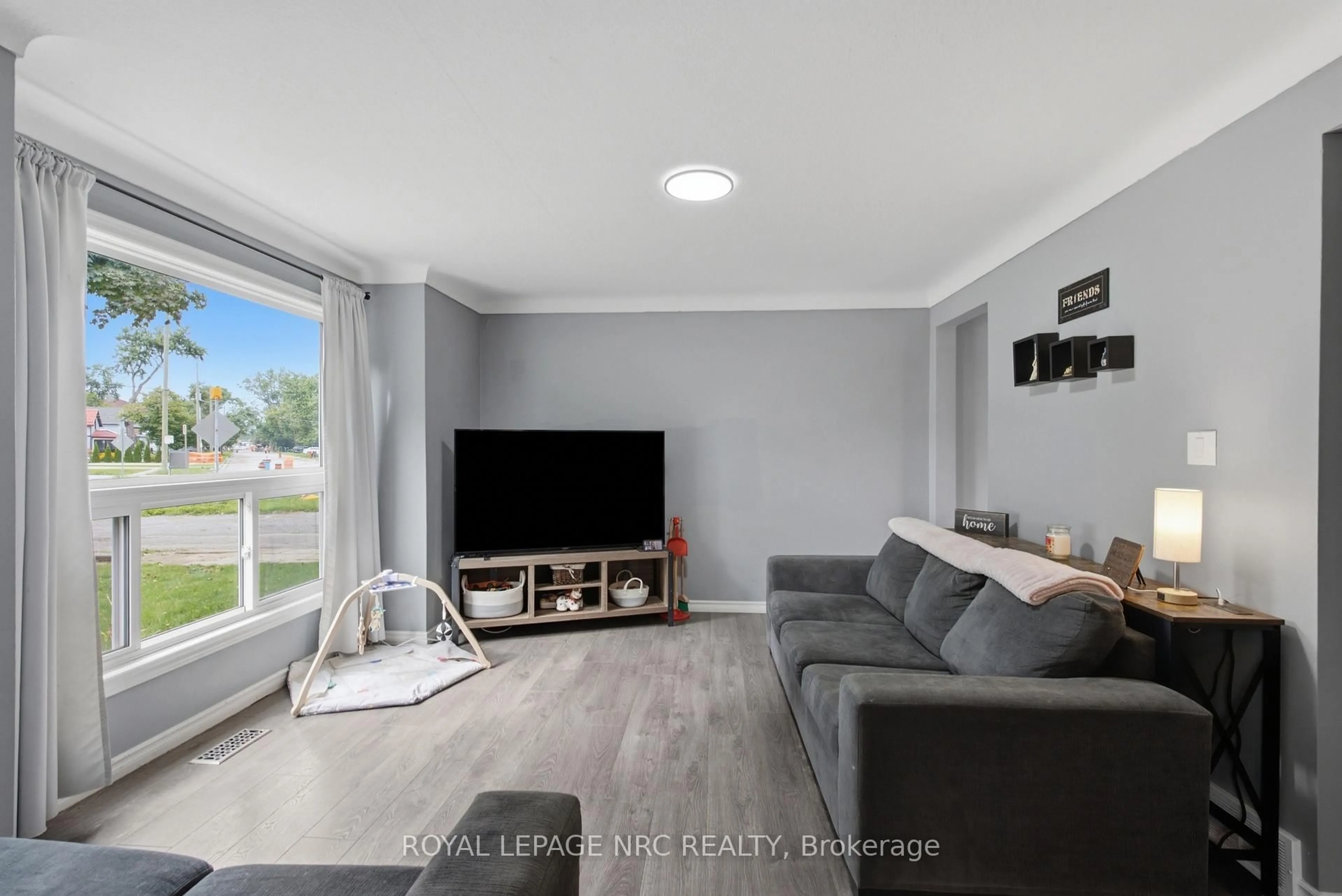 Living room with furniture, unknown for 8458 Willoughby Dr, Niagara Falls Ontario L2G 6X5