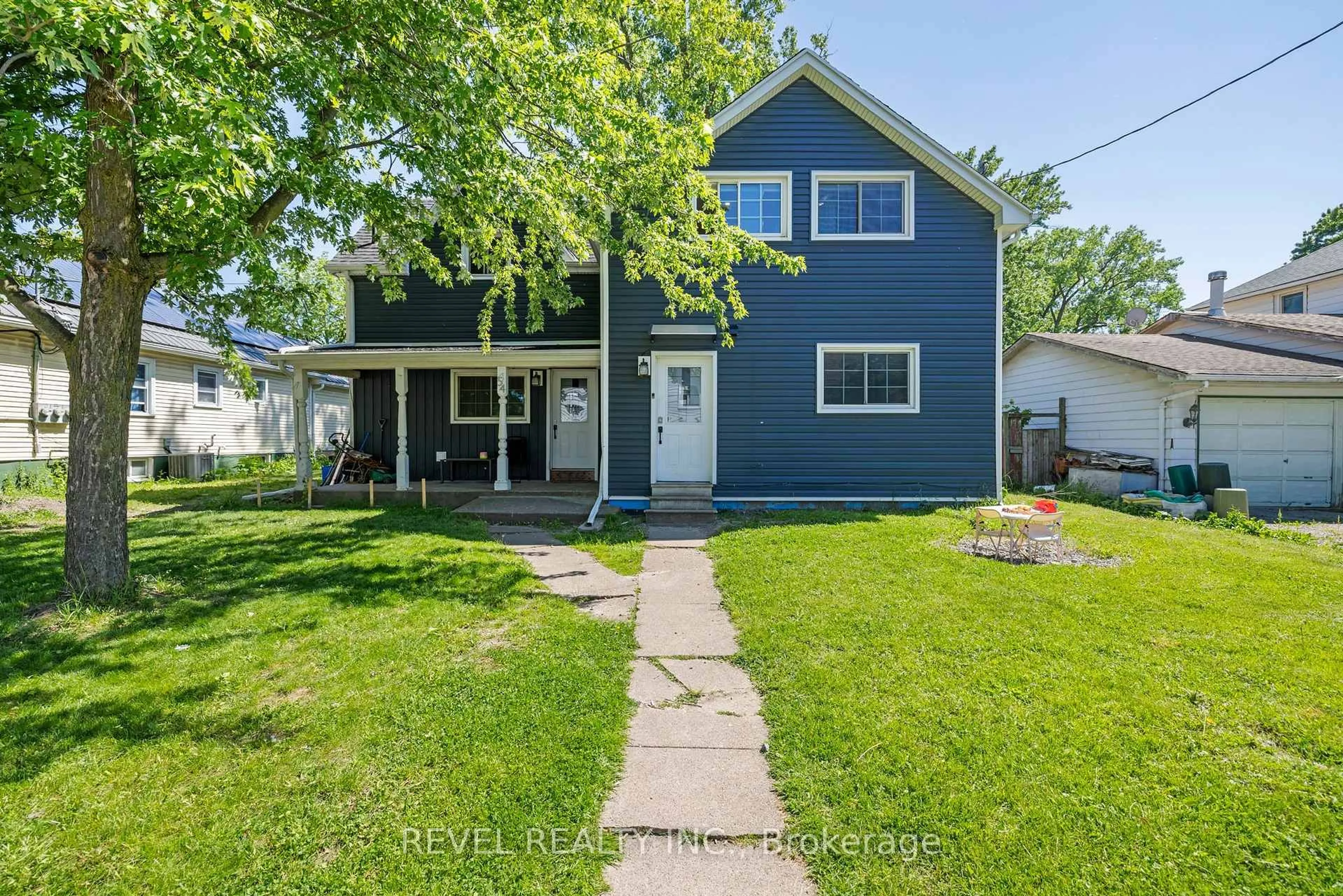 Home with vinyl exterior material, street for 54 Chestnut St, St. Catharines Ontario L2T 1H1