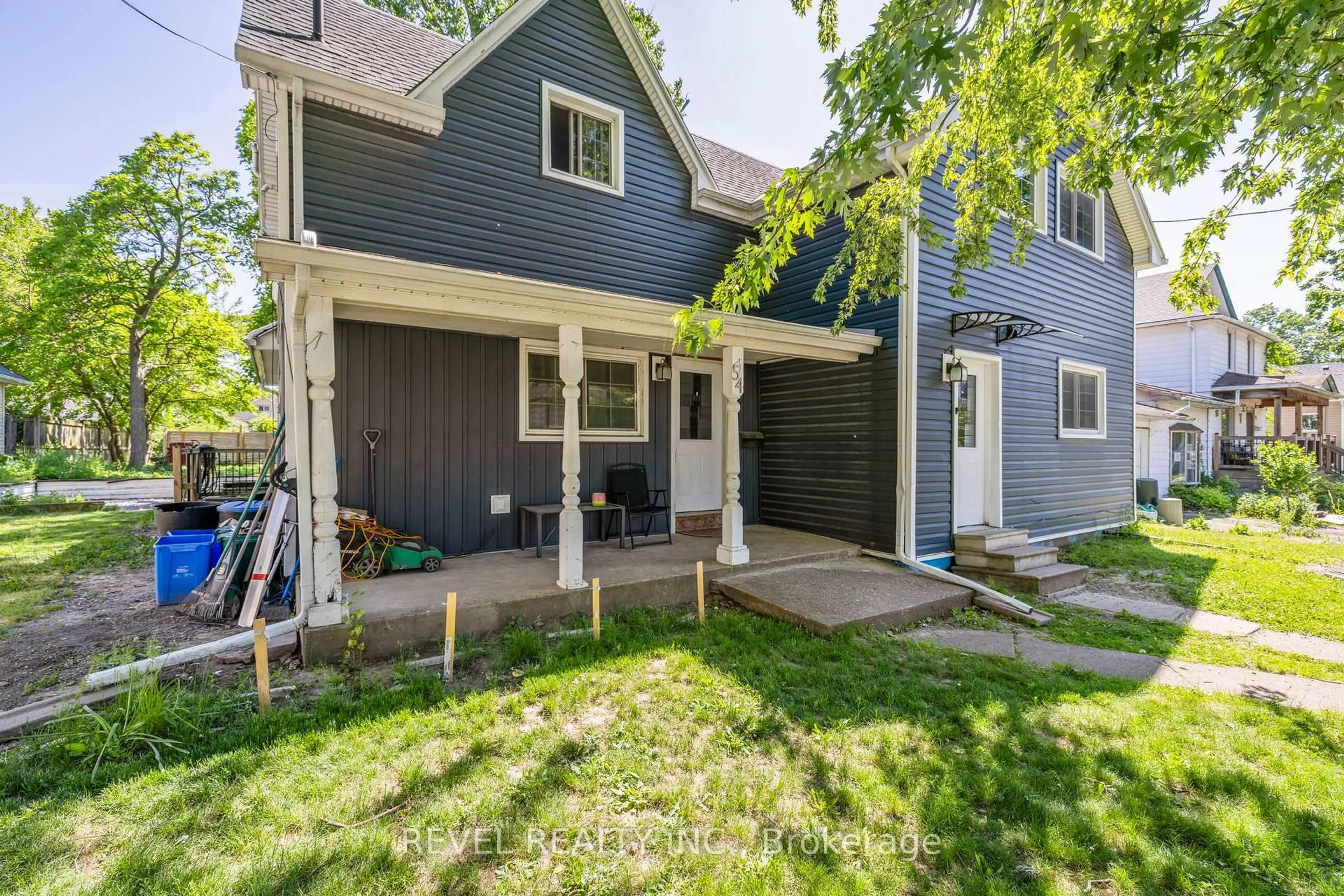 Home with vinyl exterior material, street for 54 Chestnut St, St. Catharines Ontario L2T 1H1