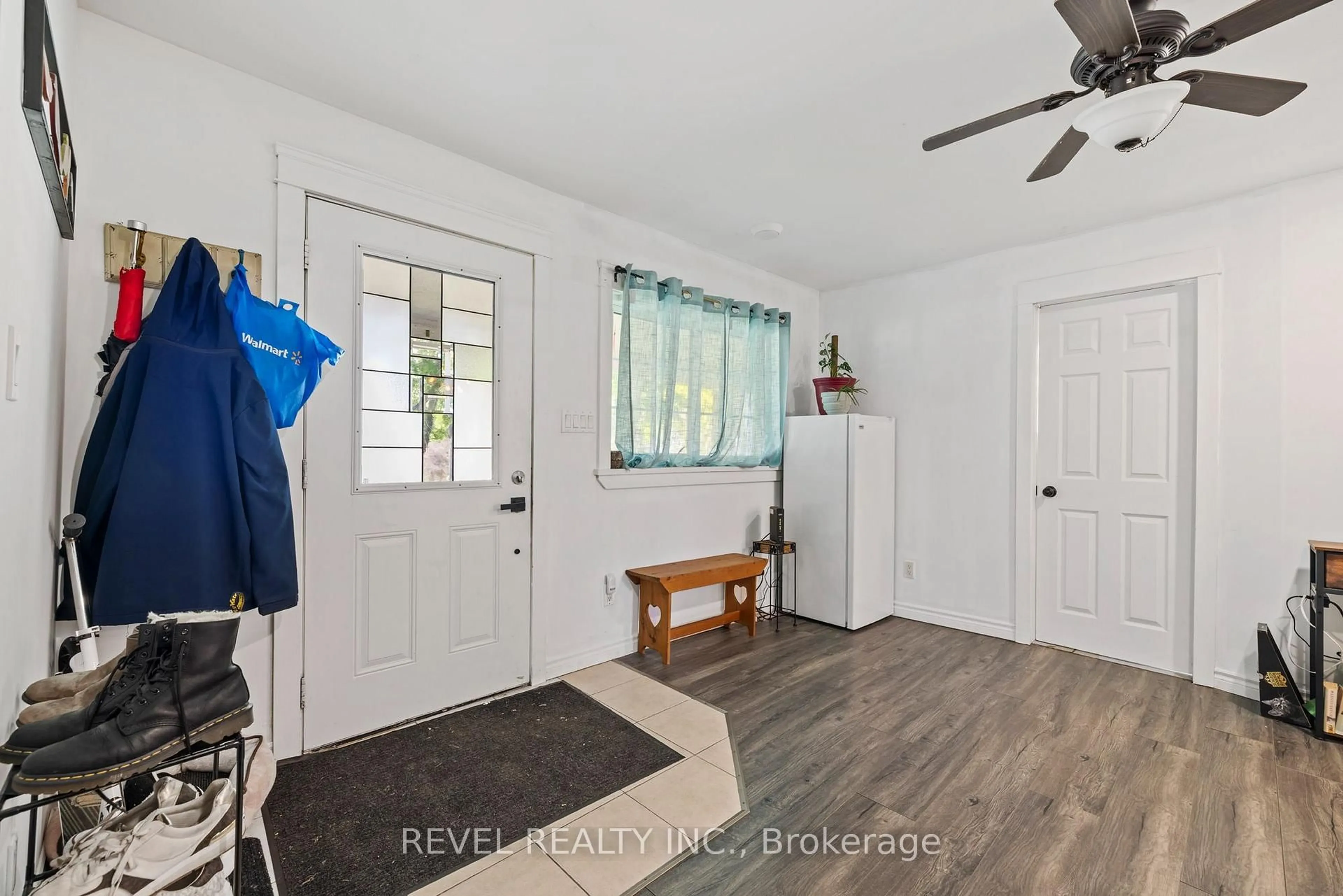 Indoor entryway for 54 Chestnut St, St. Catharines Ontario L2T 1H1