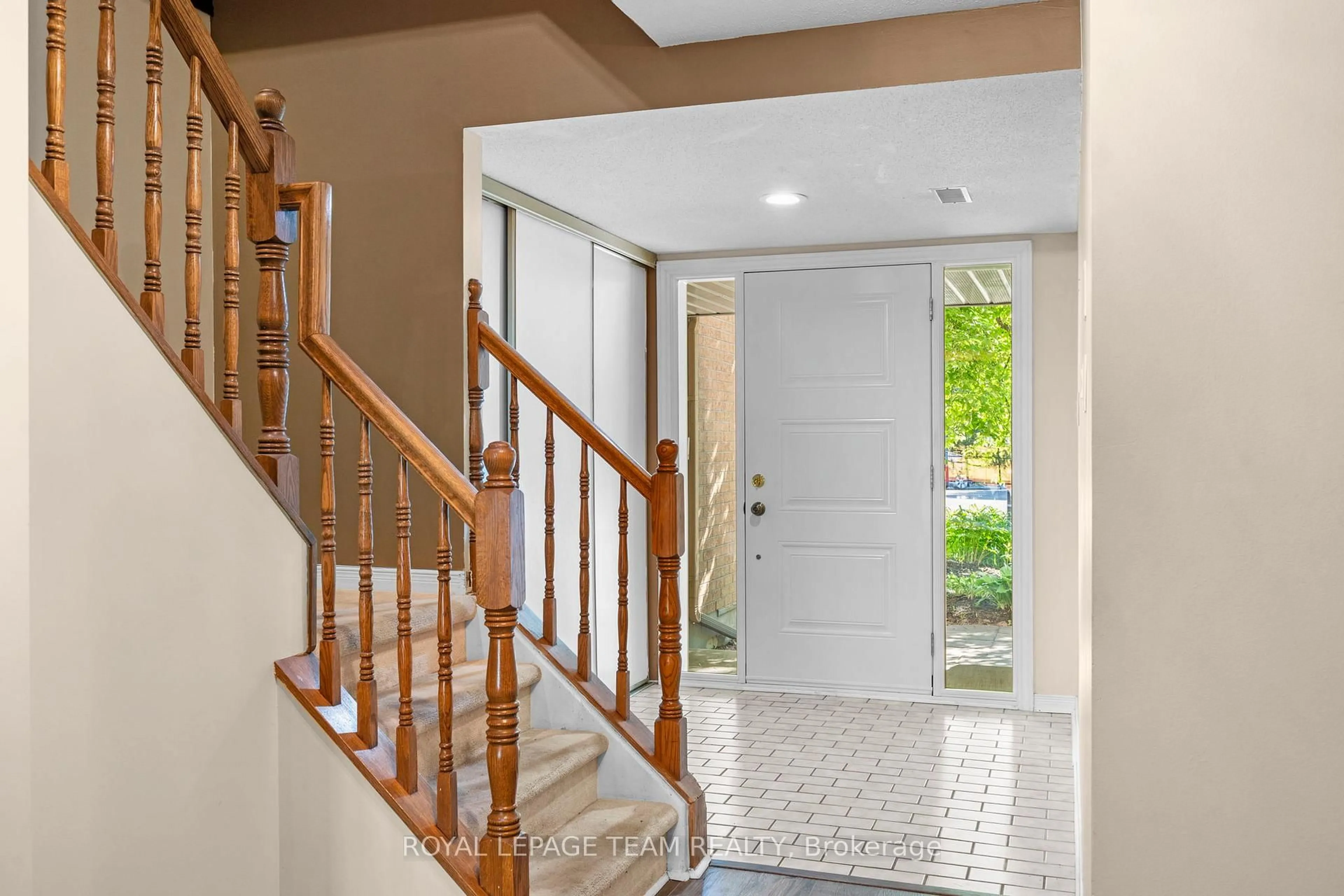 Indoor entryway for 8 Mannington Crt, Ottawa Ontario K2J 4A1