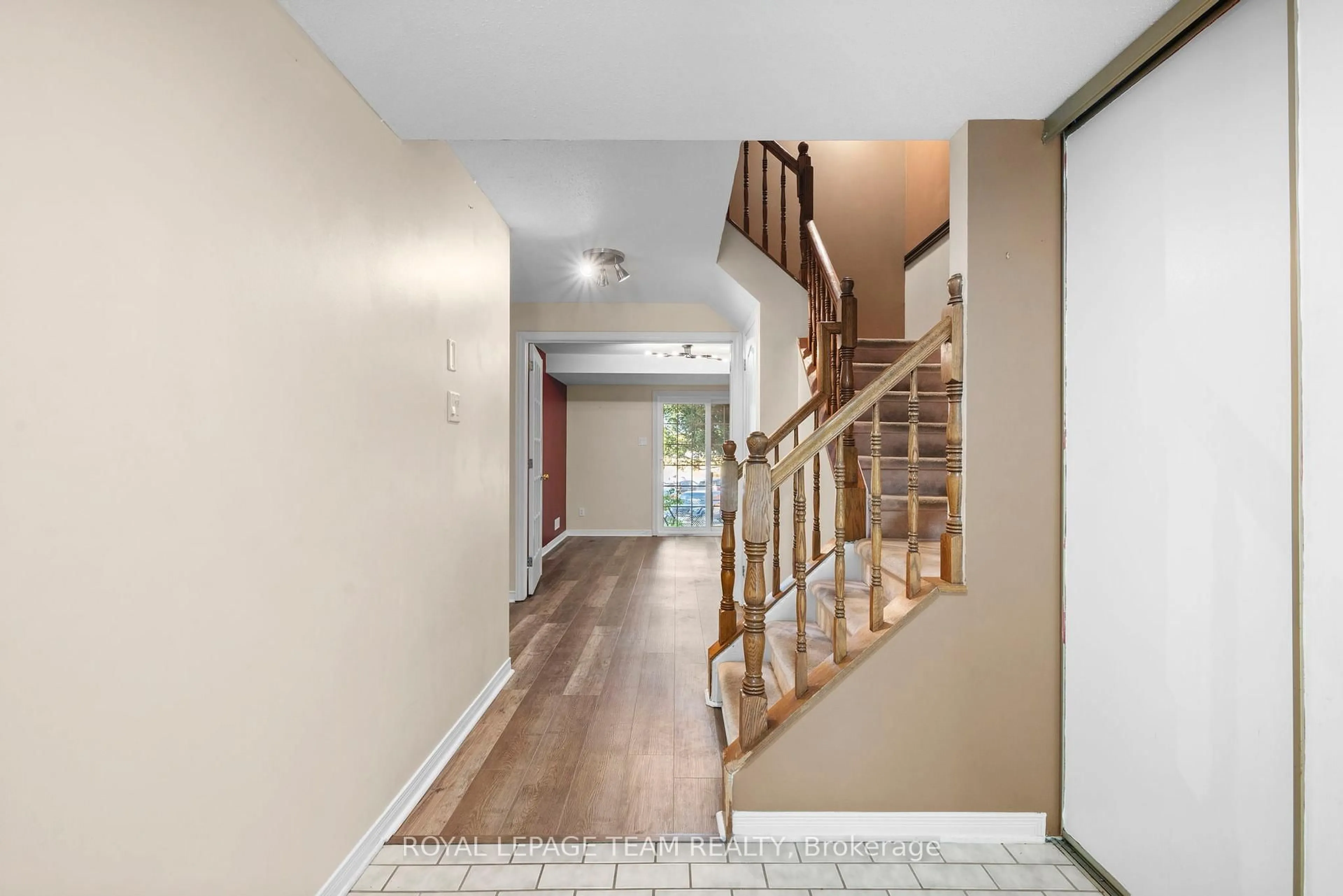 Indoor foyer for 8 Mannington Crt, Ottawa Ontario K2J 4A1