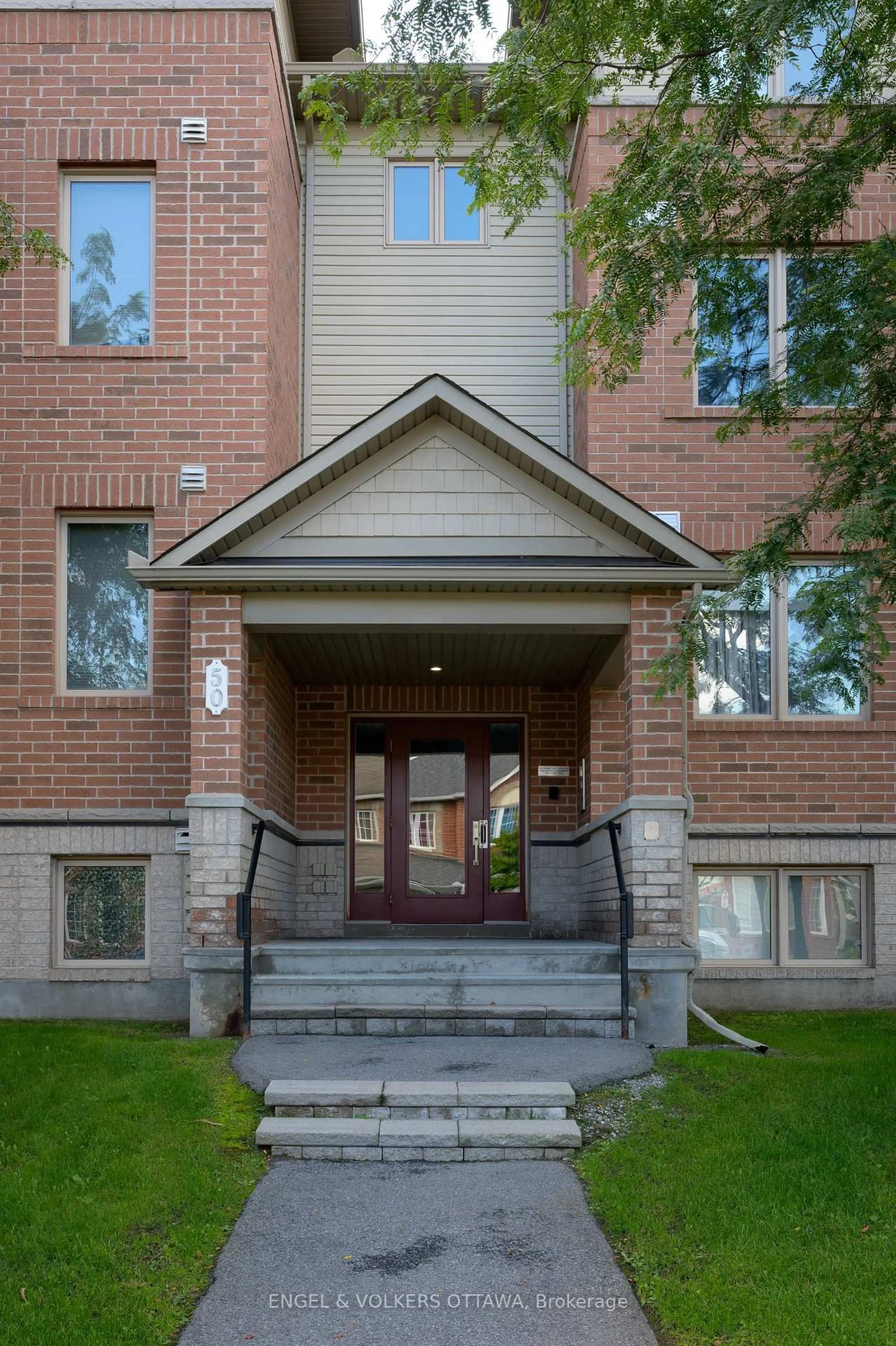 Indoor foyer for 50 Barnstone Dr #7, Ottawa Ontario K2G 6X2