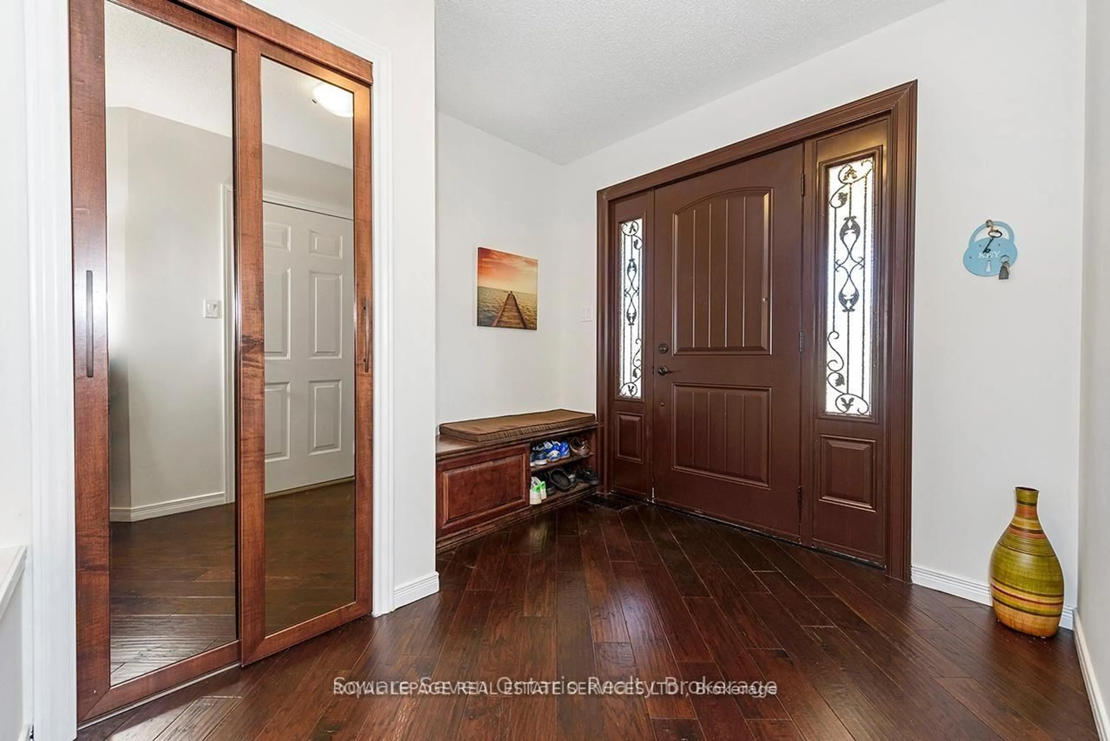 Indoor entryway for 635 Commonwealth Cres, Kitchener Ontario N2E 4J9