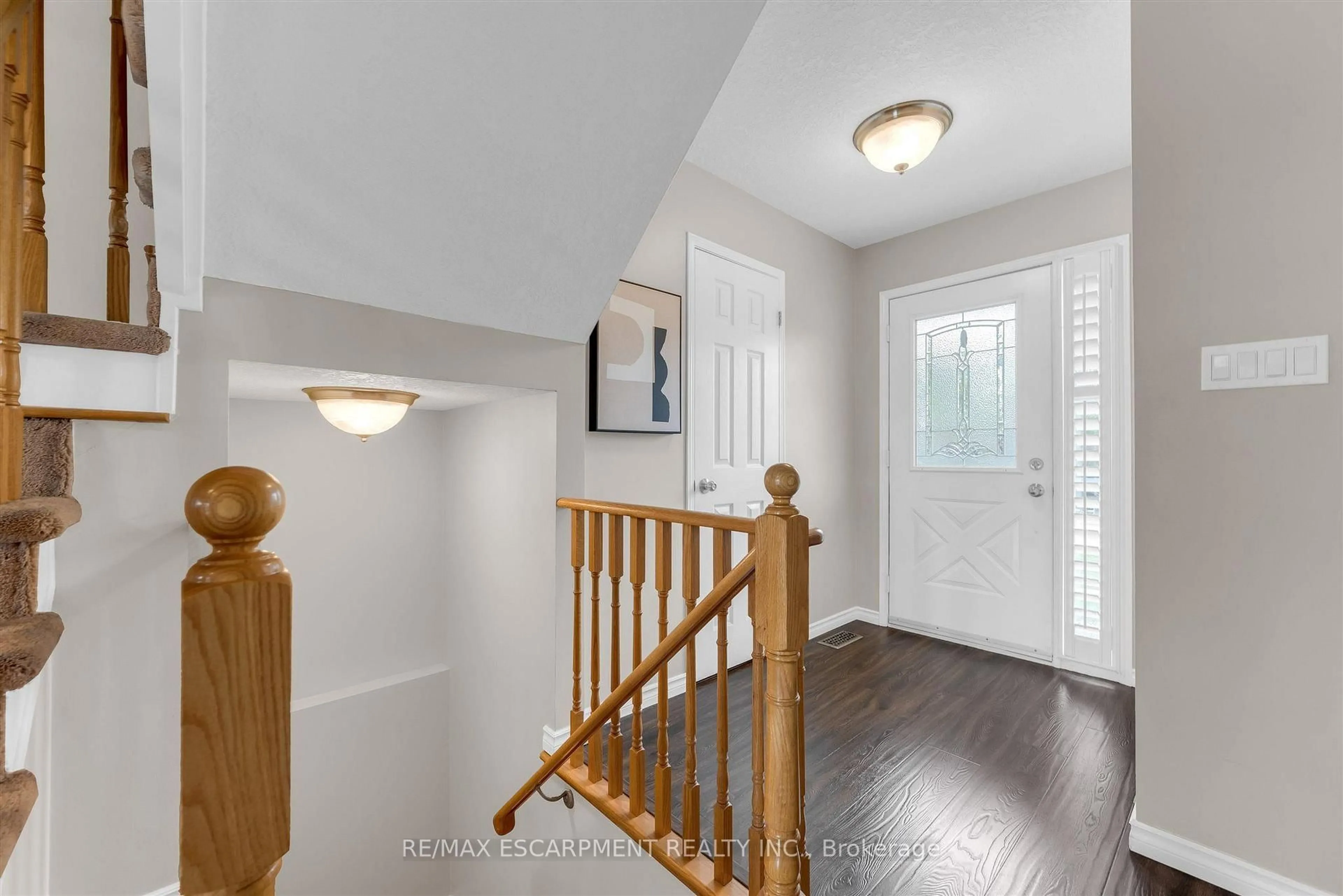 Indoor entryway for 125 Voyager Pass, Hamilton Ontario L0R 1C0