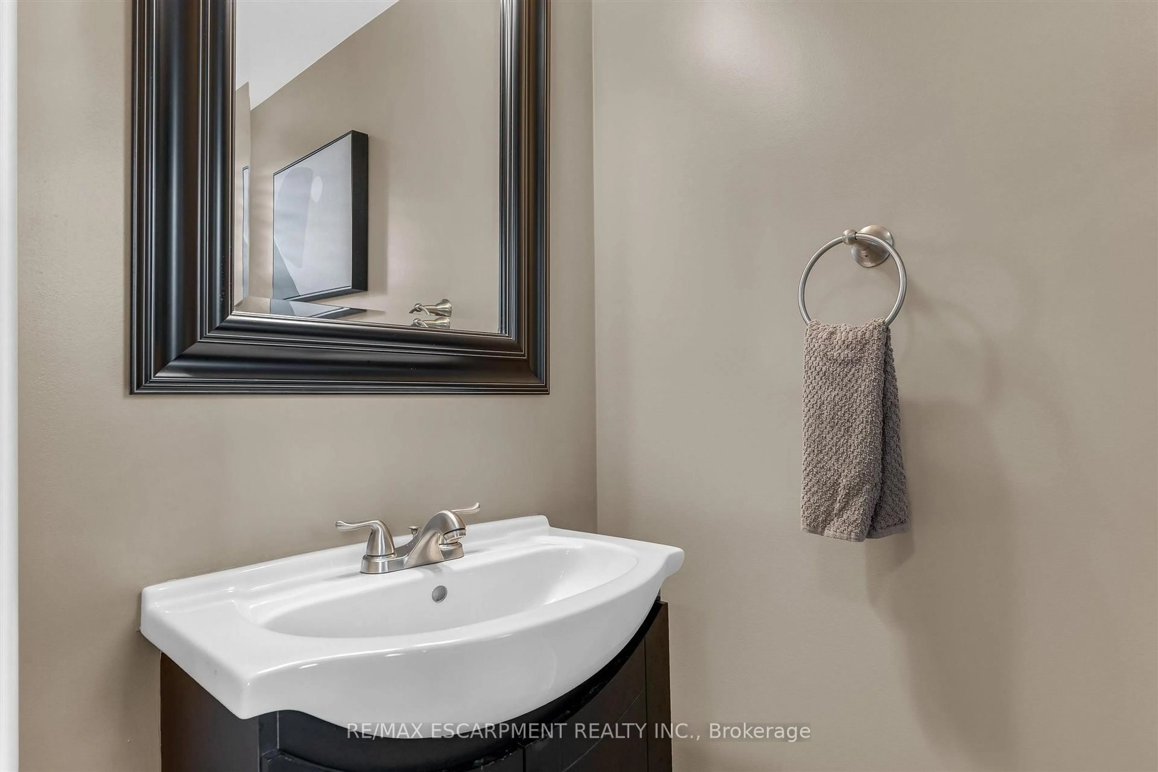 Standard bathroom, ceramic/tile floor for 125 Voyager Pass, Hamilton Ontario L0R 1C0