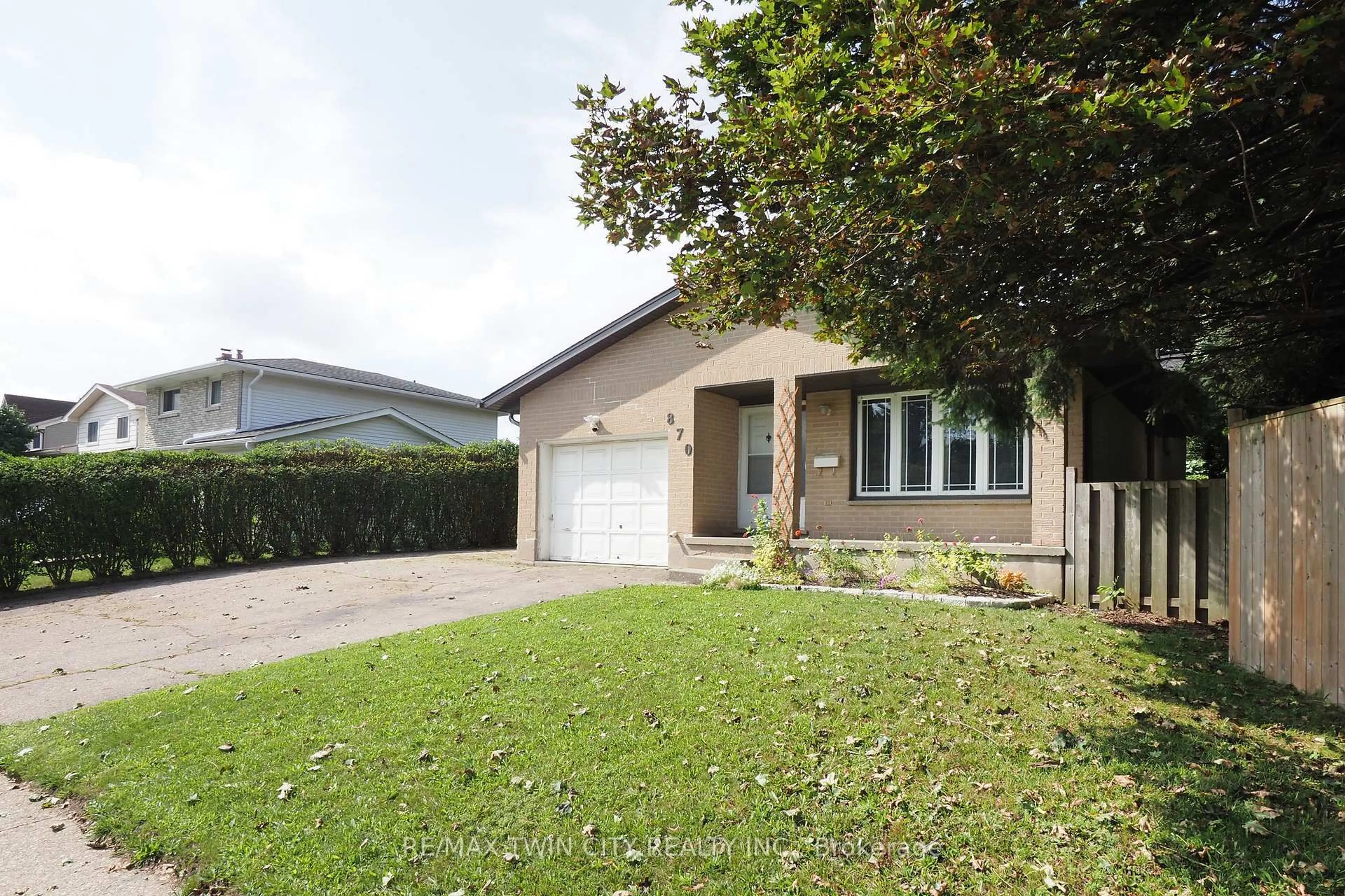 A pic from outside/outdoor area/front of a property/back of a property/a pic from drone, street for 870 Strasburg Rd, Kitchener Ontario N2E 2K4
