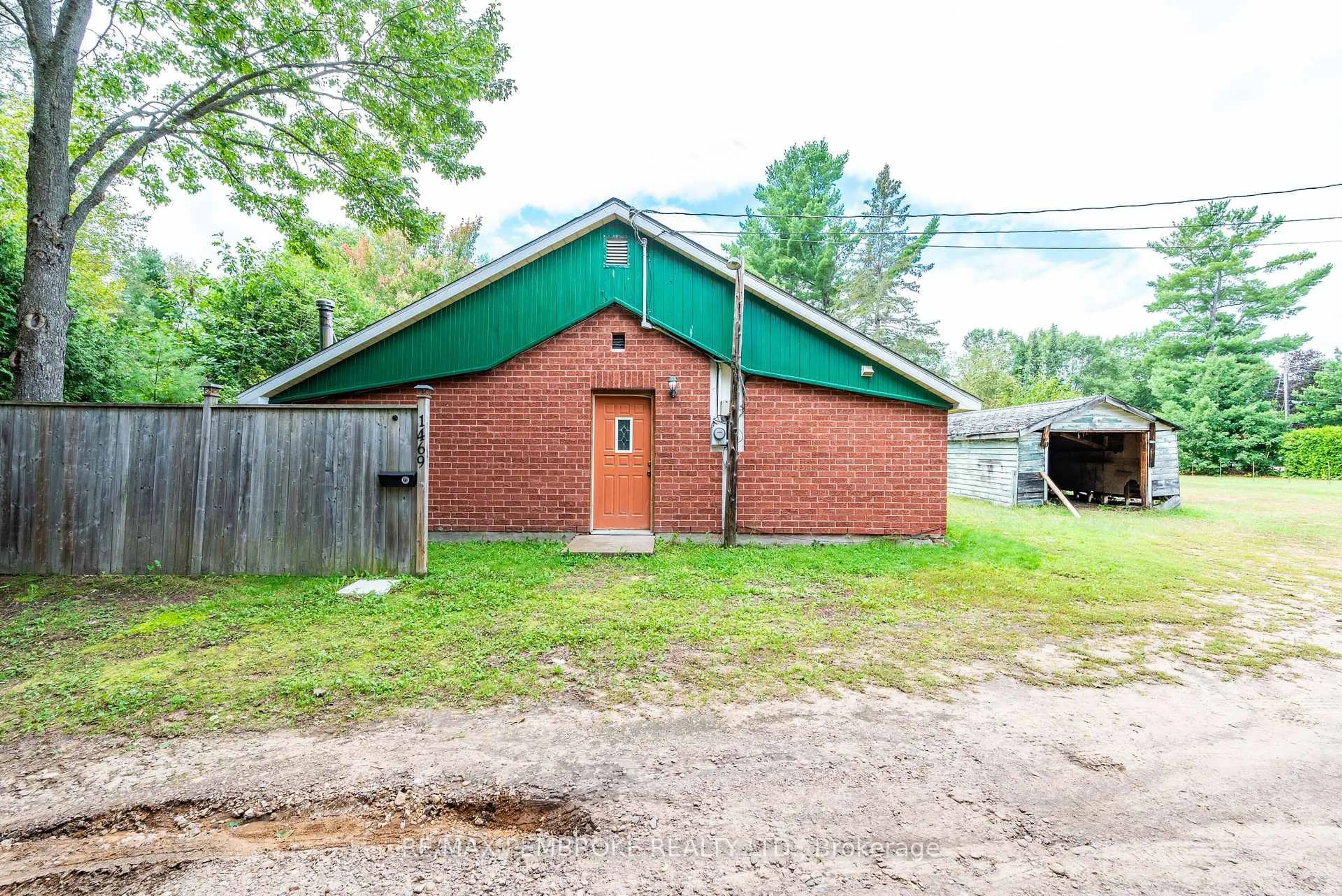 Shed for 1469 Victoria St, Petawawa Ontario K8H 2G2
